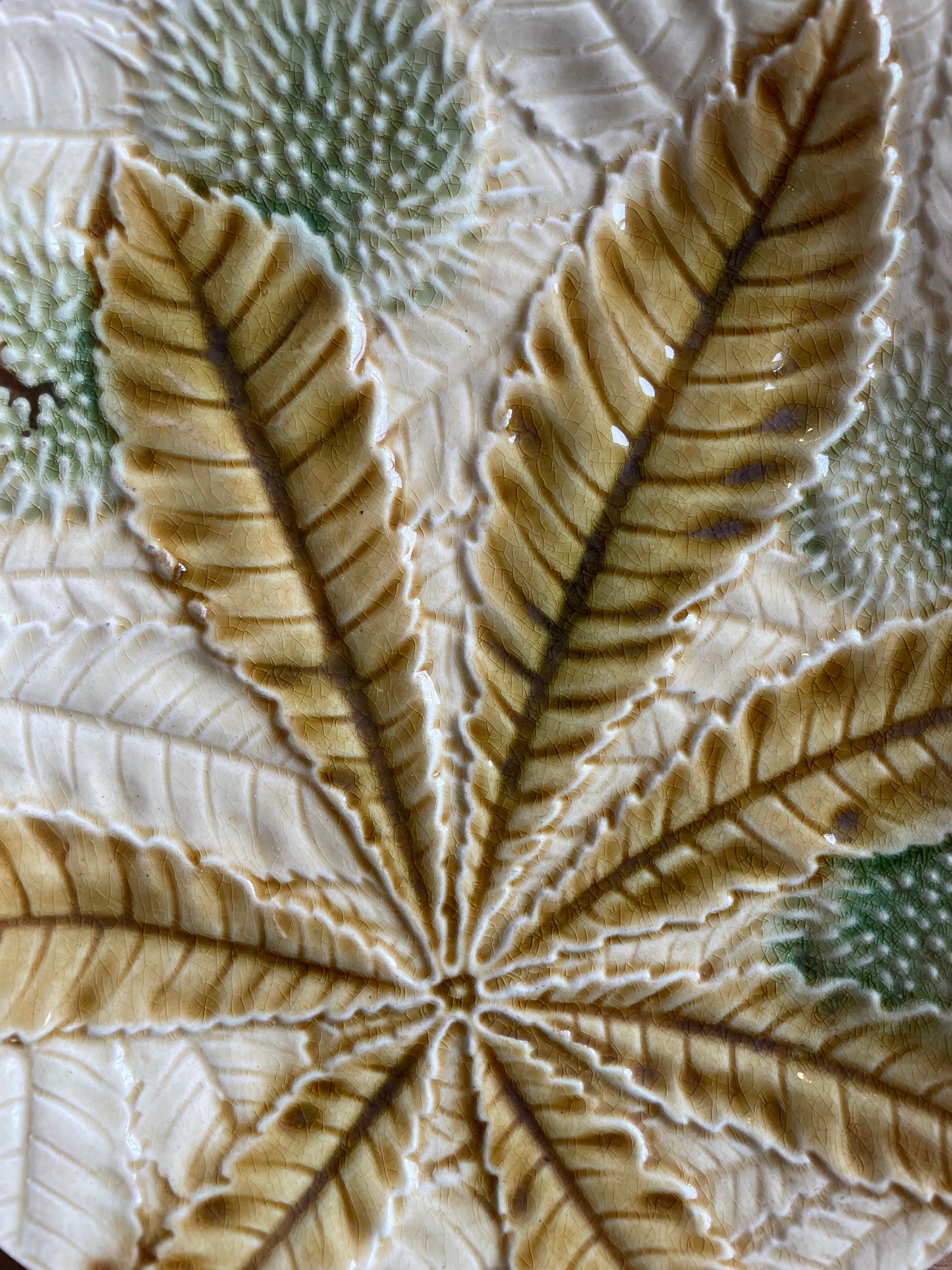 Paire assiettes barbotine Gien châtaignes feuilles faïence ancienne XIXe