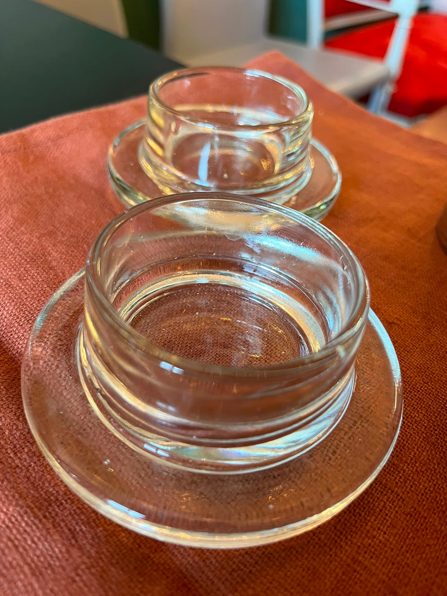 Paire de beurriers individuels Art déco en verre et métal chromé