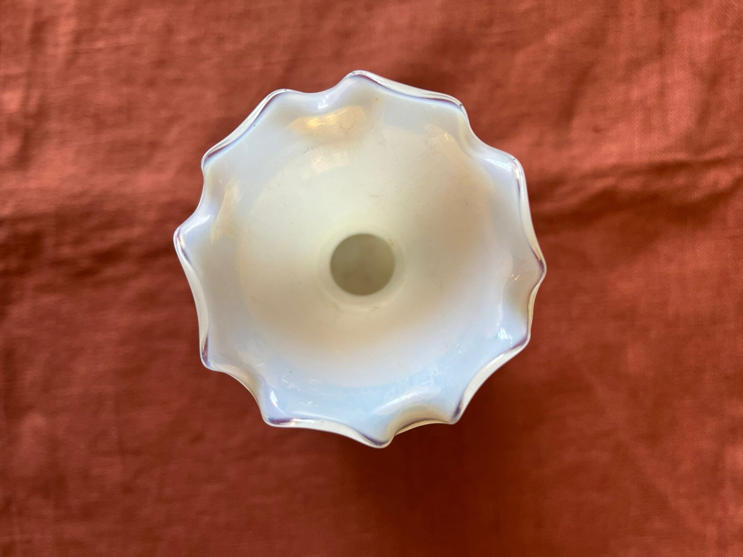 Vase en verre opalin blanc col ondulé