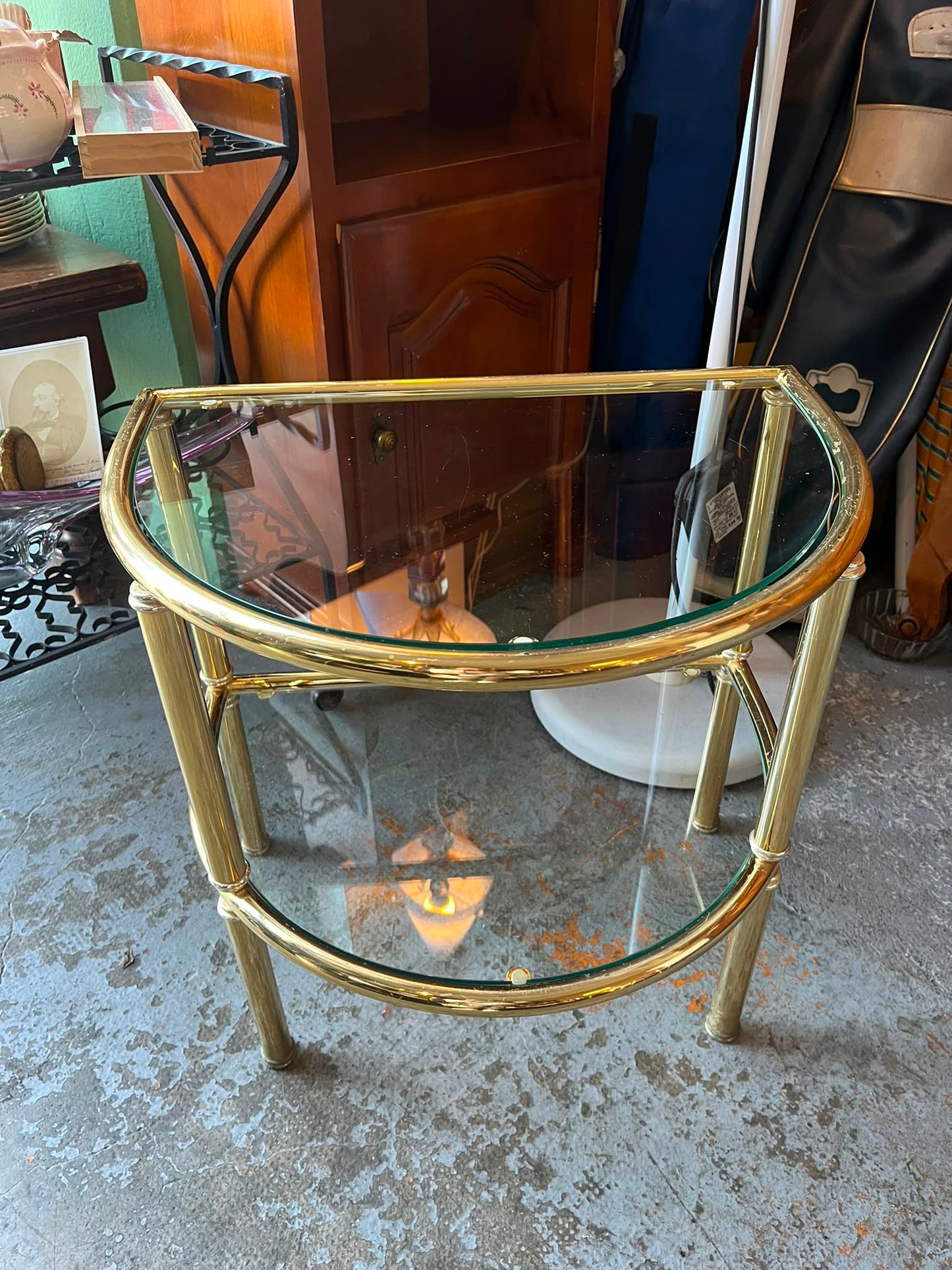 Table d’appoint demi-lune en laiton doré et verre fumé vintage 2 plateaux