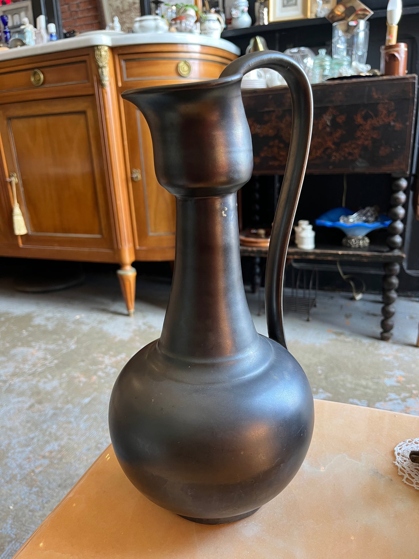 Pichet en céramique noir irisé