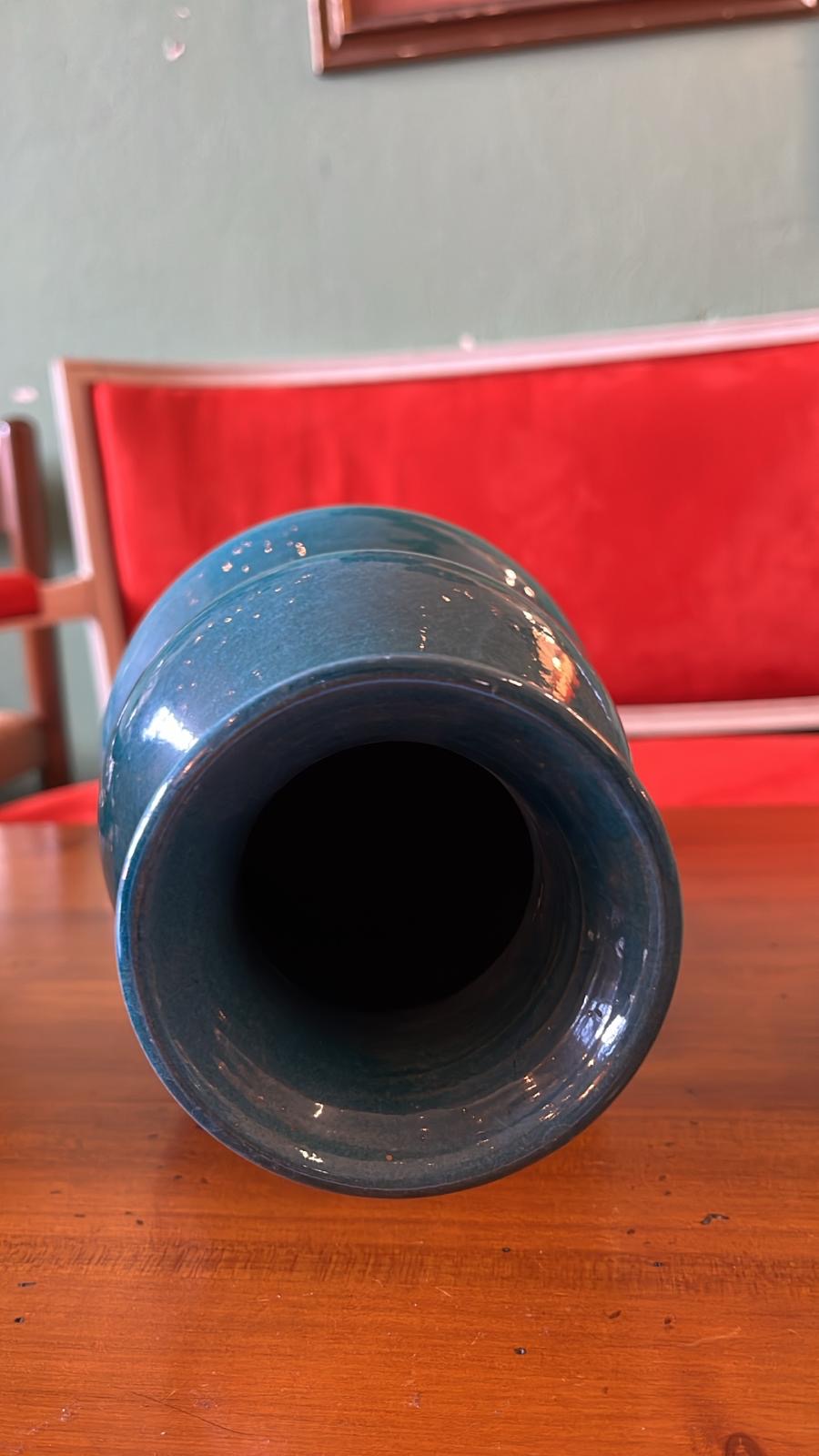 Grand vase en céramique émaillée bleu turquoise signé sous la base
