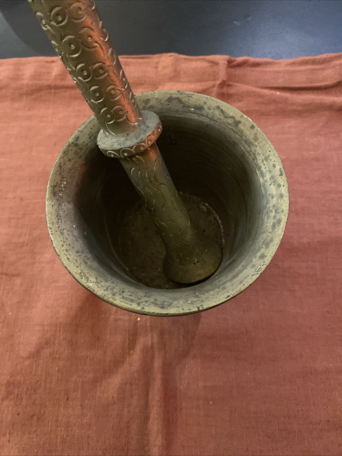 Mortier ancien en bronze massif avec pilon assorti