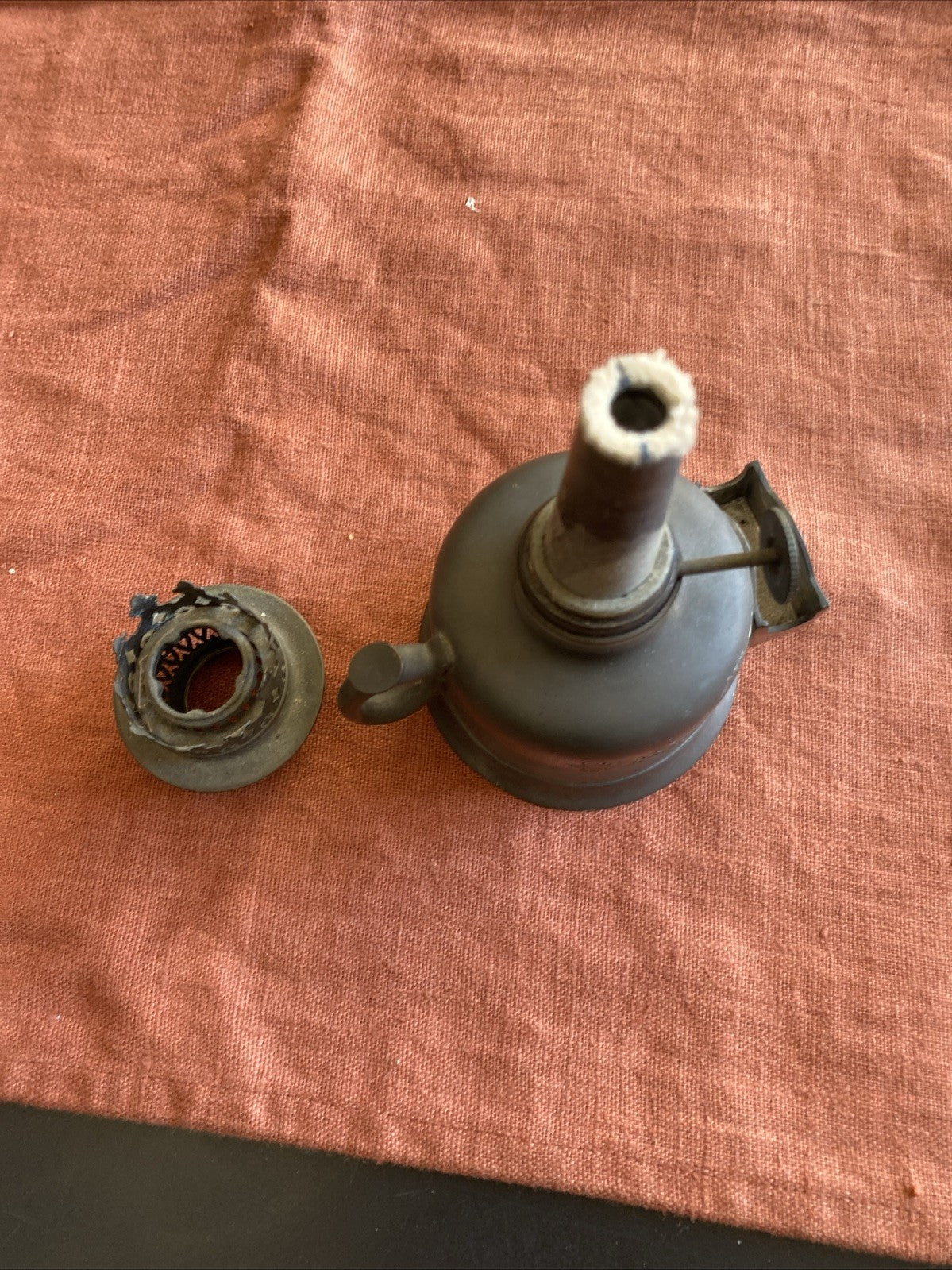 Petite lampe à pétrole ancienne en métal étamé Poinçon Sur La Base Arrière