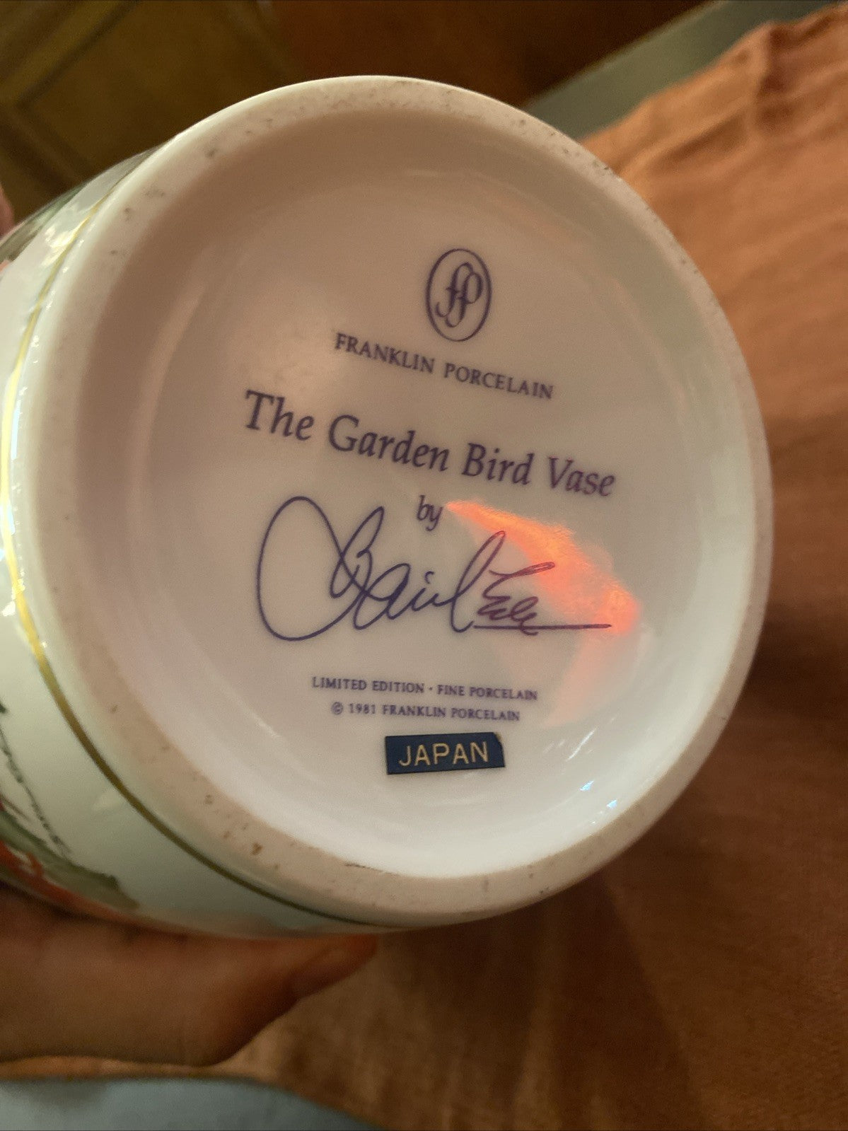 Vase édition limitée Franklin Porcelain – “The Garden Bird Vase”