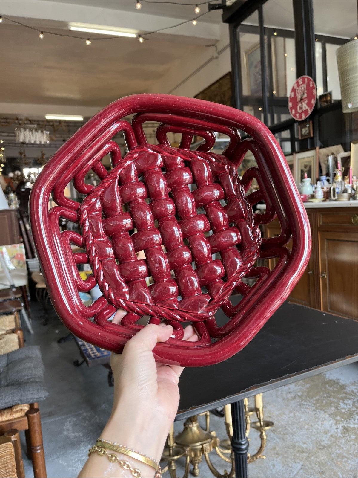 Panier tressé Vallauris en céramique rouge vintage