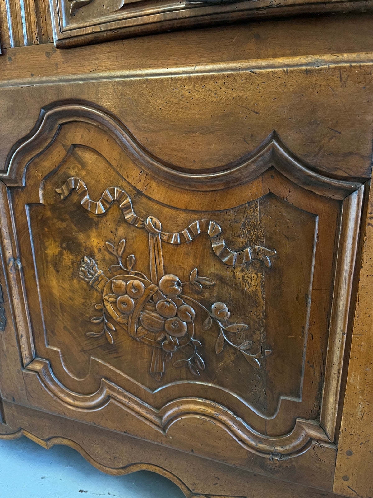 Grand vaisselier en noyer - XVIIIe Louis XV