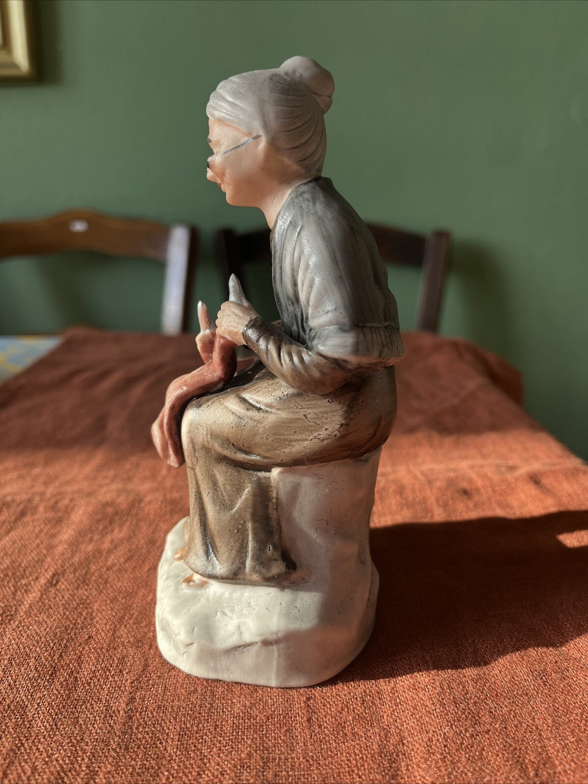 Figurine Céramique Femme Âgée Avec Son Tricot