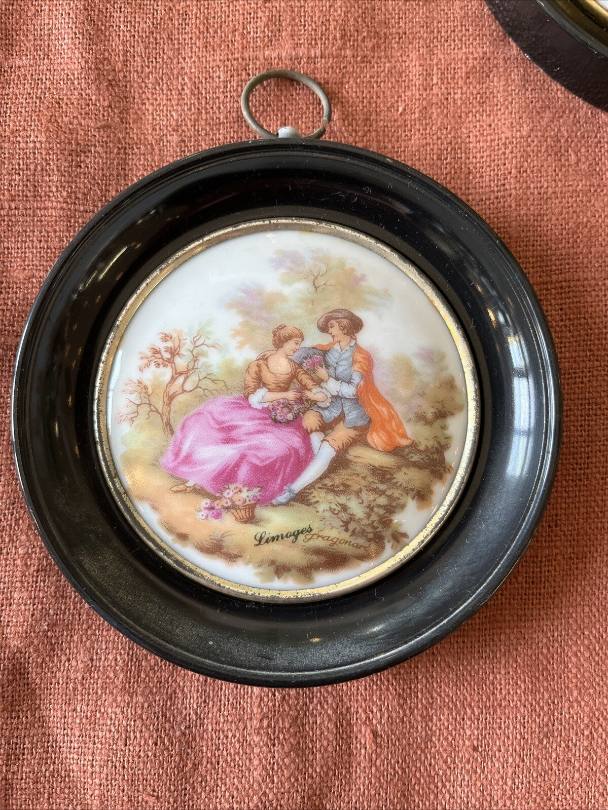 Lot De Deux Miniatures Encadrées Signées Limoges Fragonard