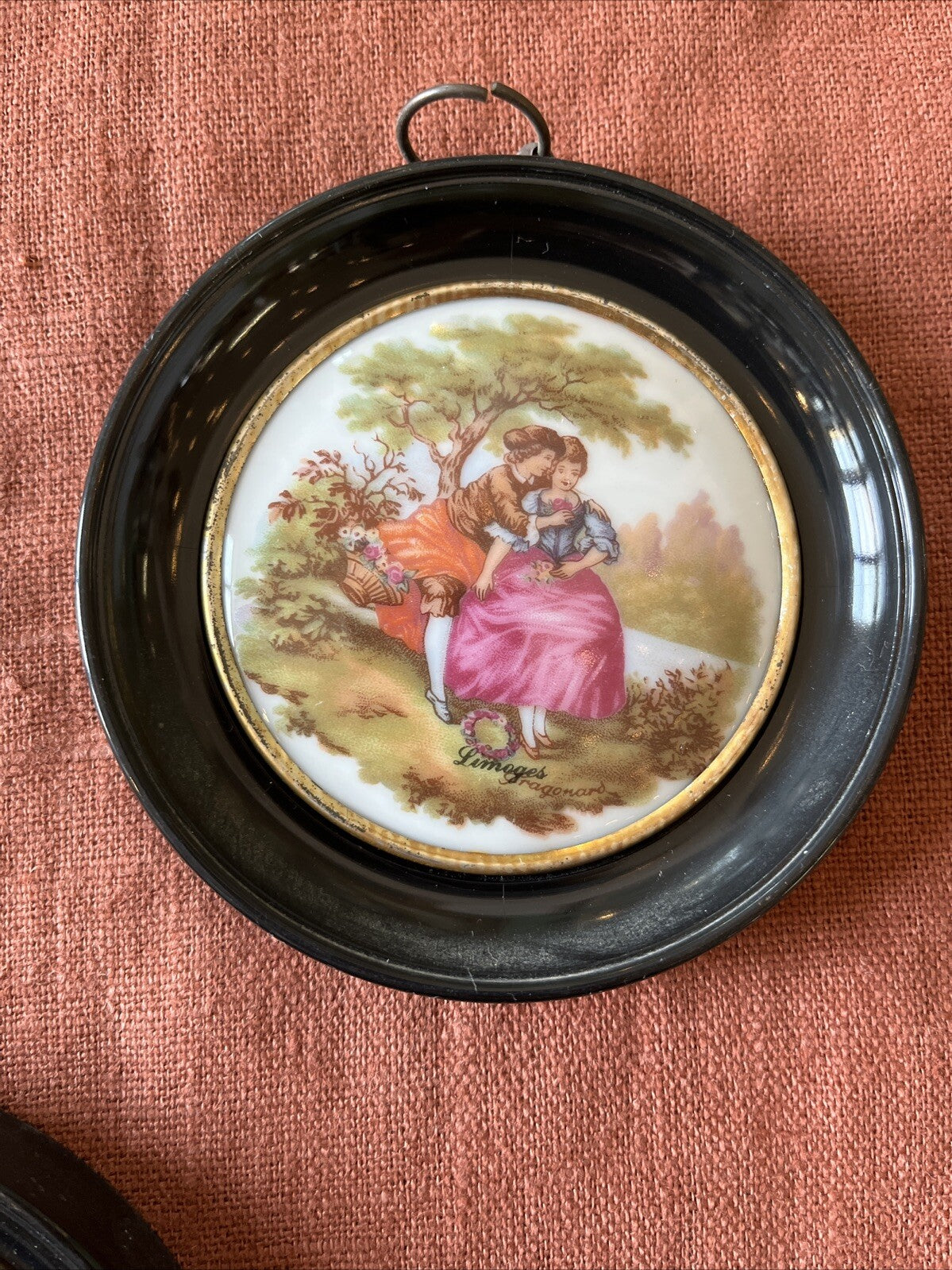 Lot De Deux Miniatures Encadrées Signées Limoges Fragonard