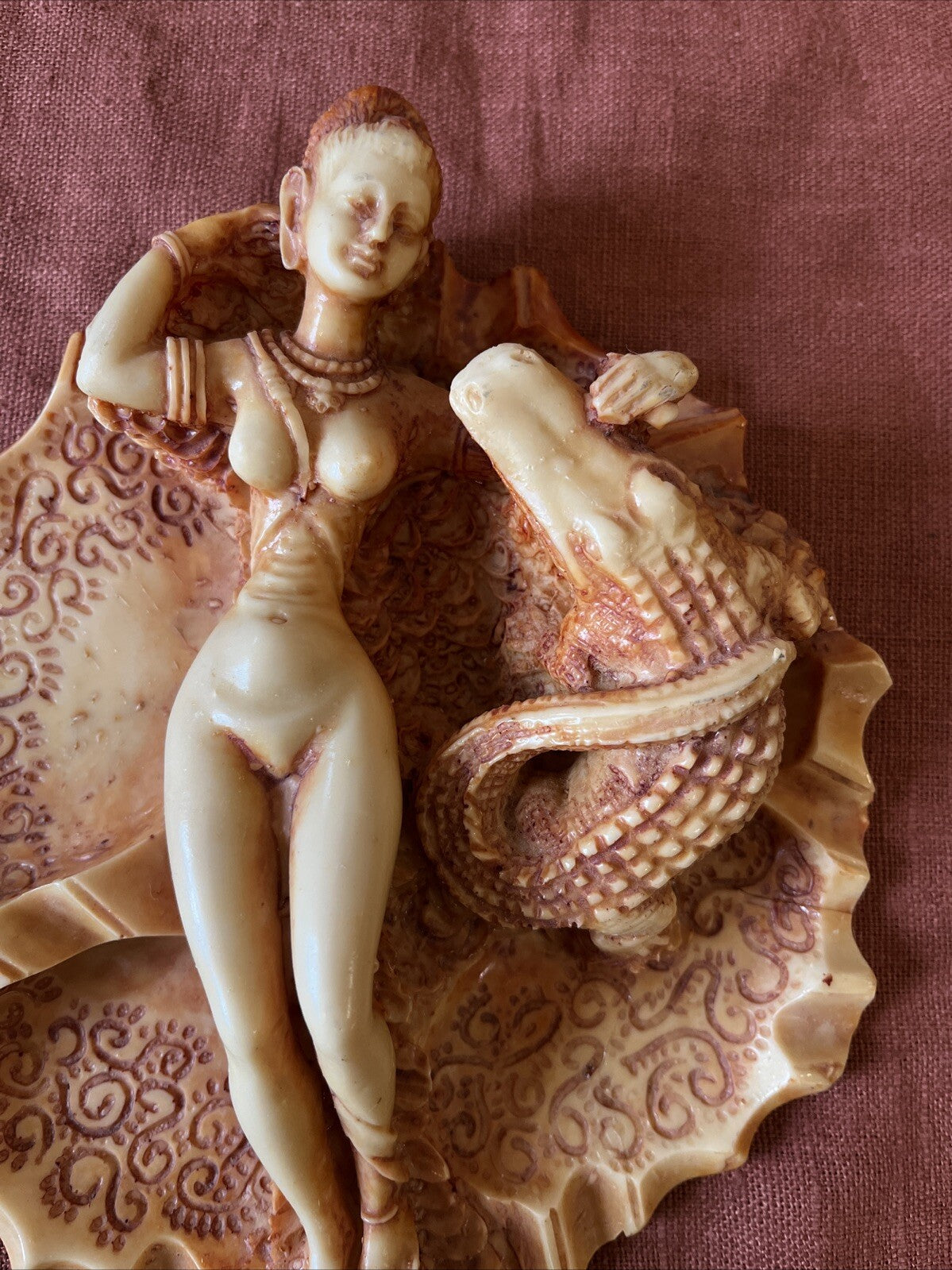 Cendrier En Résine A Décor De Femme Et Crocodile