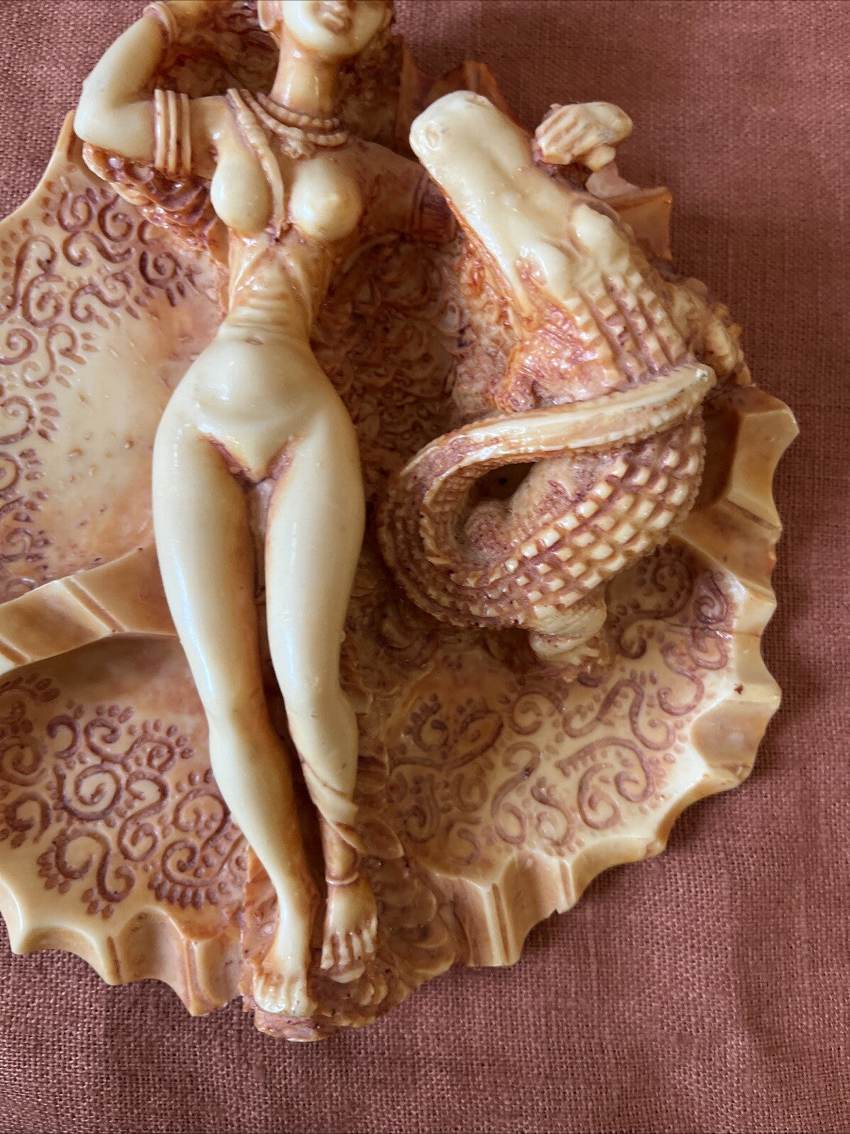 Cendrier En Résine A Décor De Femme Et Crocodile