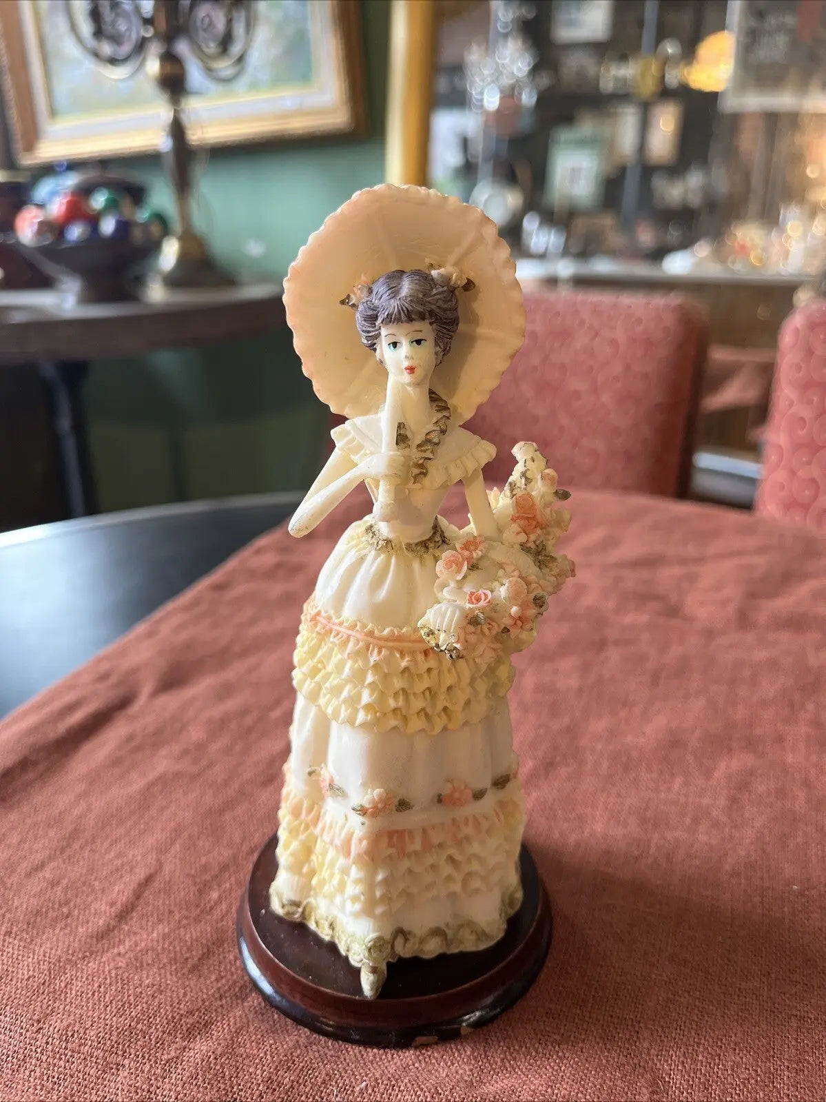 Statuette Figurine De Femme Avec Ombrelle En Résine