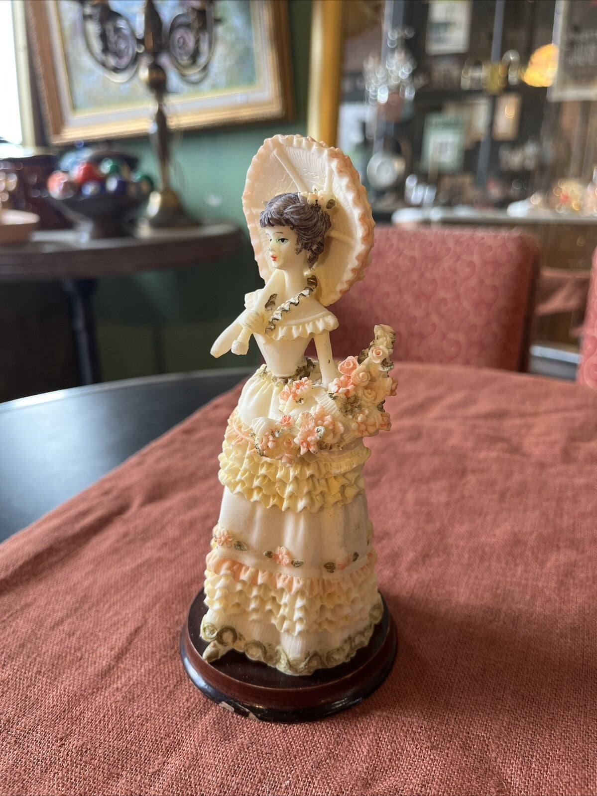 Statuette Figurine De Femme Avec Ombrelle En Résine