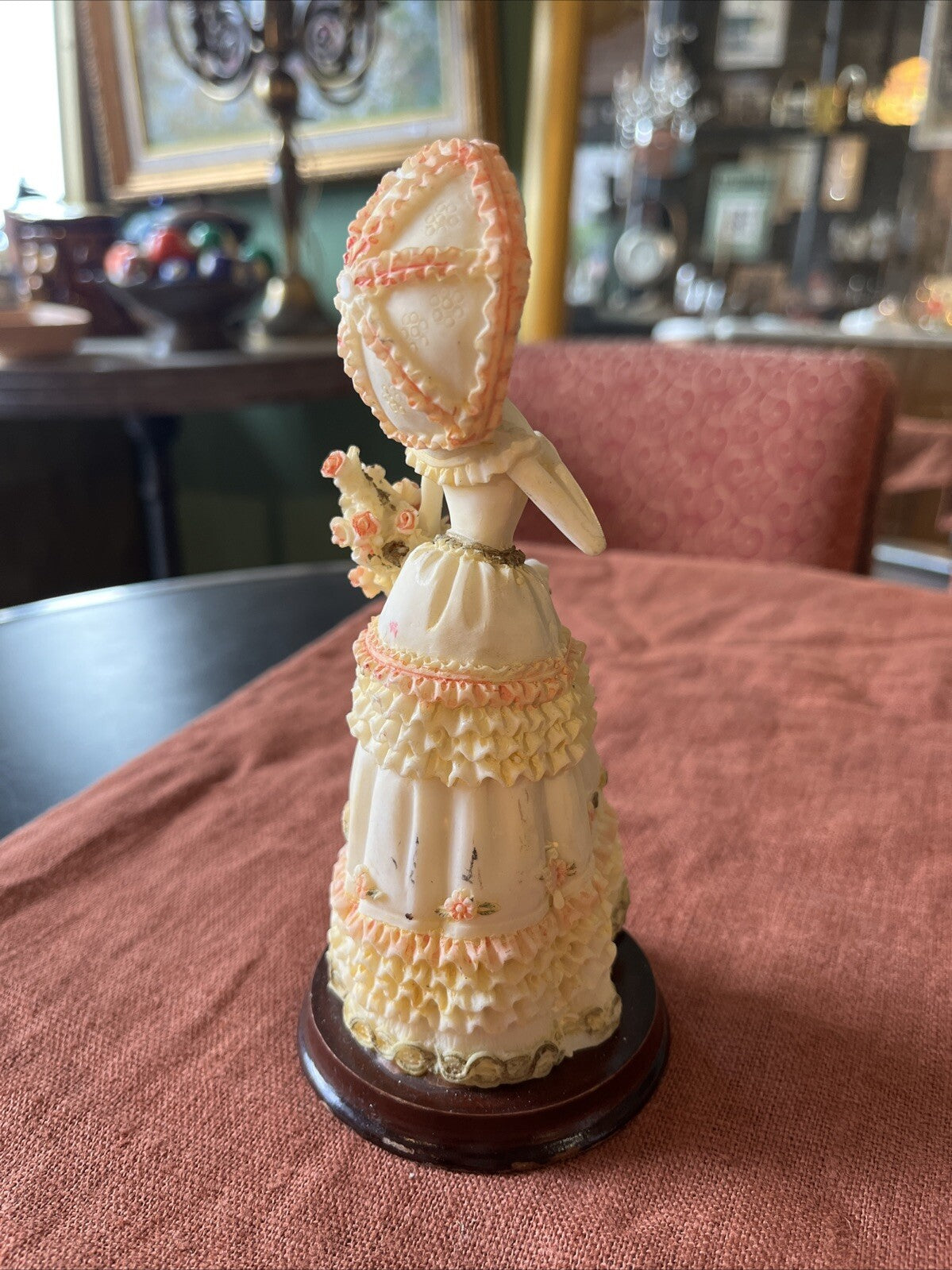 Statuette Figurine De Femme Avec Ombrelle En Résine