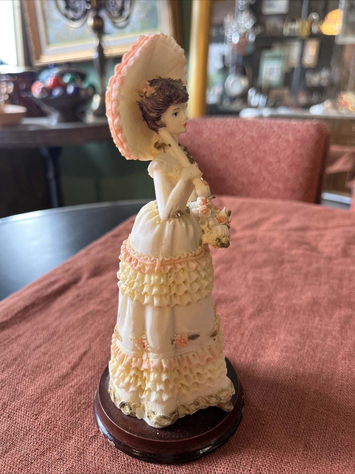 Statuette Figurine De Femme Avec Ombrelle En Résine