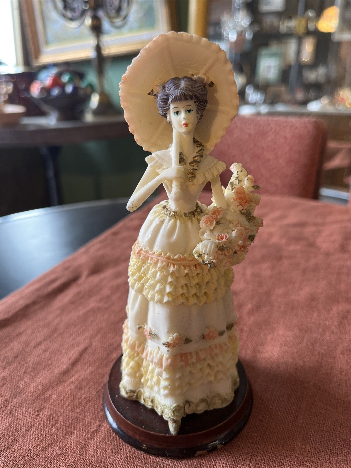 Statuette Figurine De Femme Avec Ombrelle En Résine