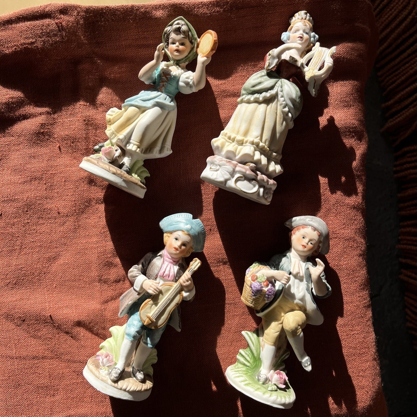 Lot De 6 Figurines Biscuit