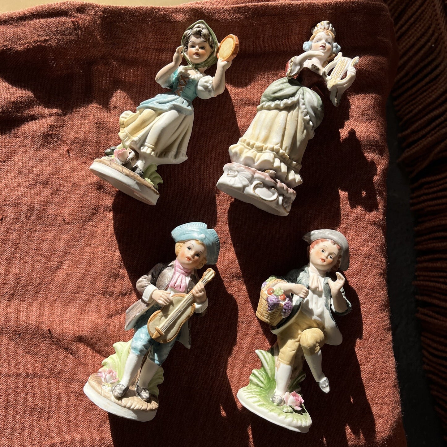 Lot De 6 Figurines Biscuit