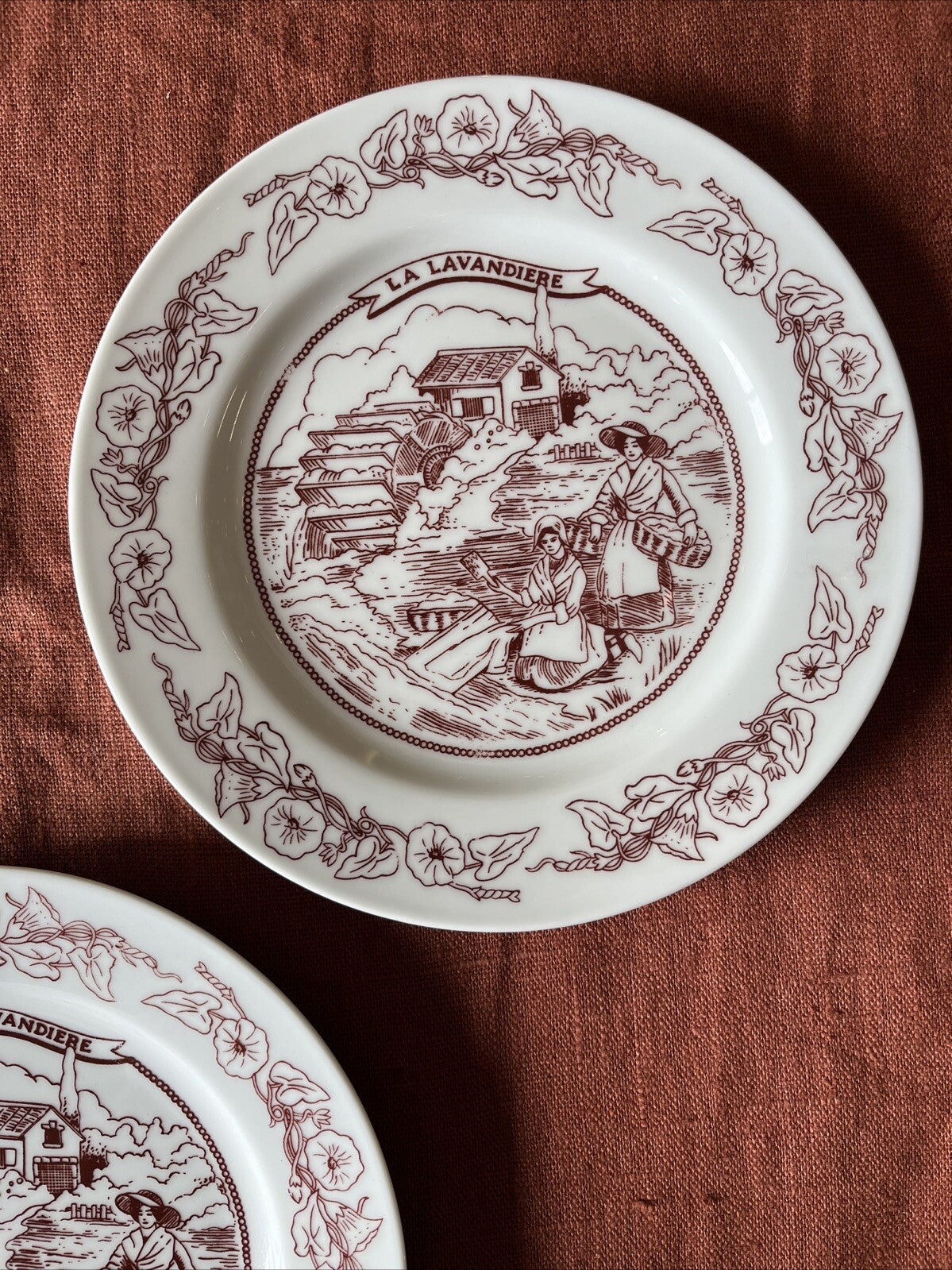 Lot De 2 Assiettes Décoratives La Lavandière