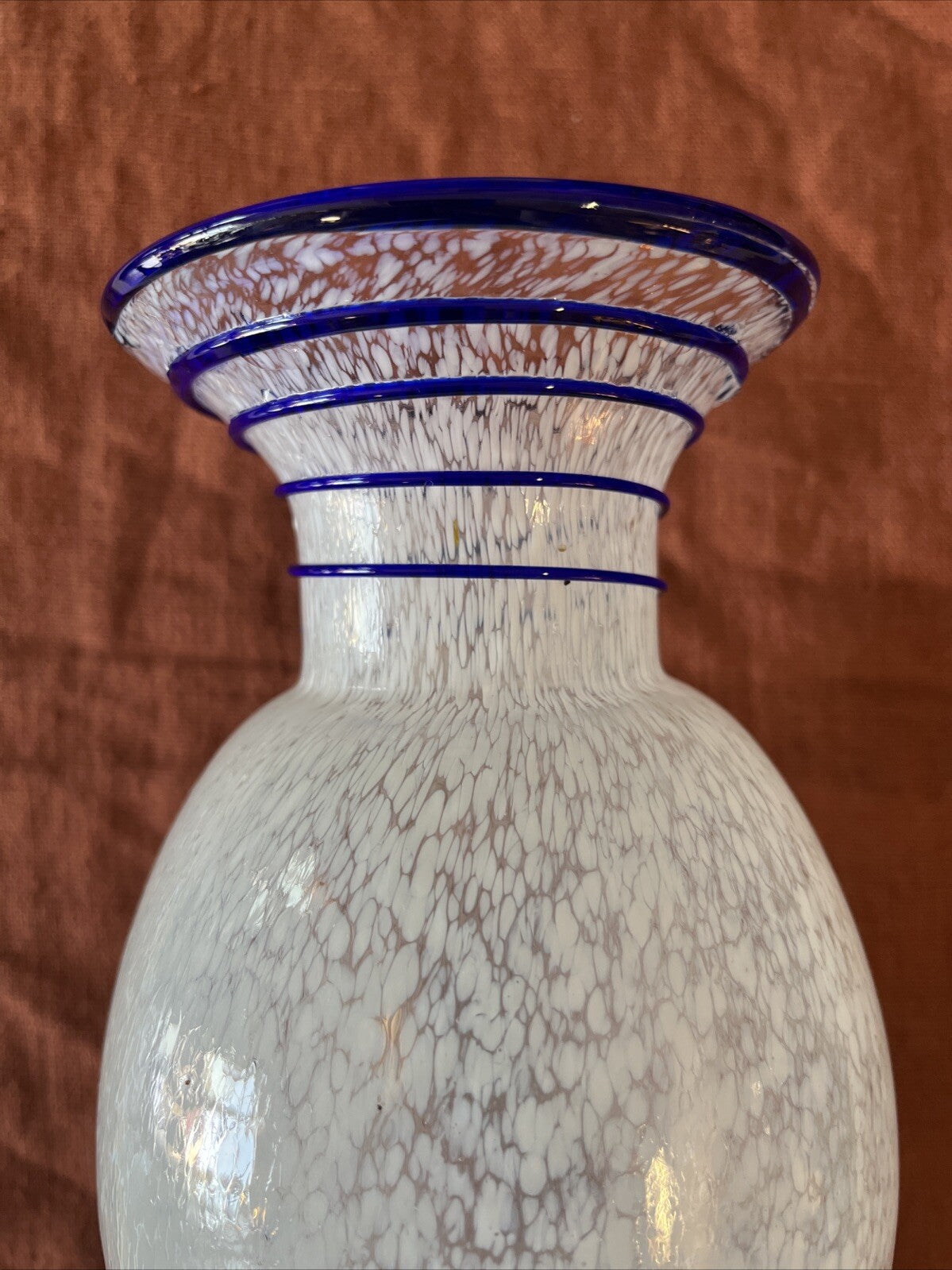 Vase En Verre Blanc Détail Col Spirale Bleu