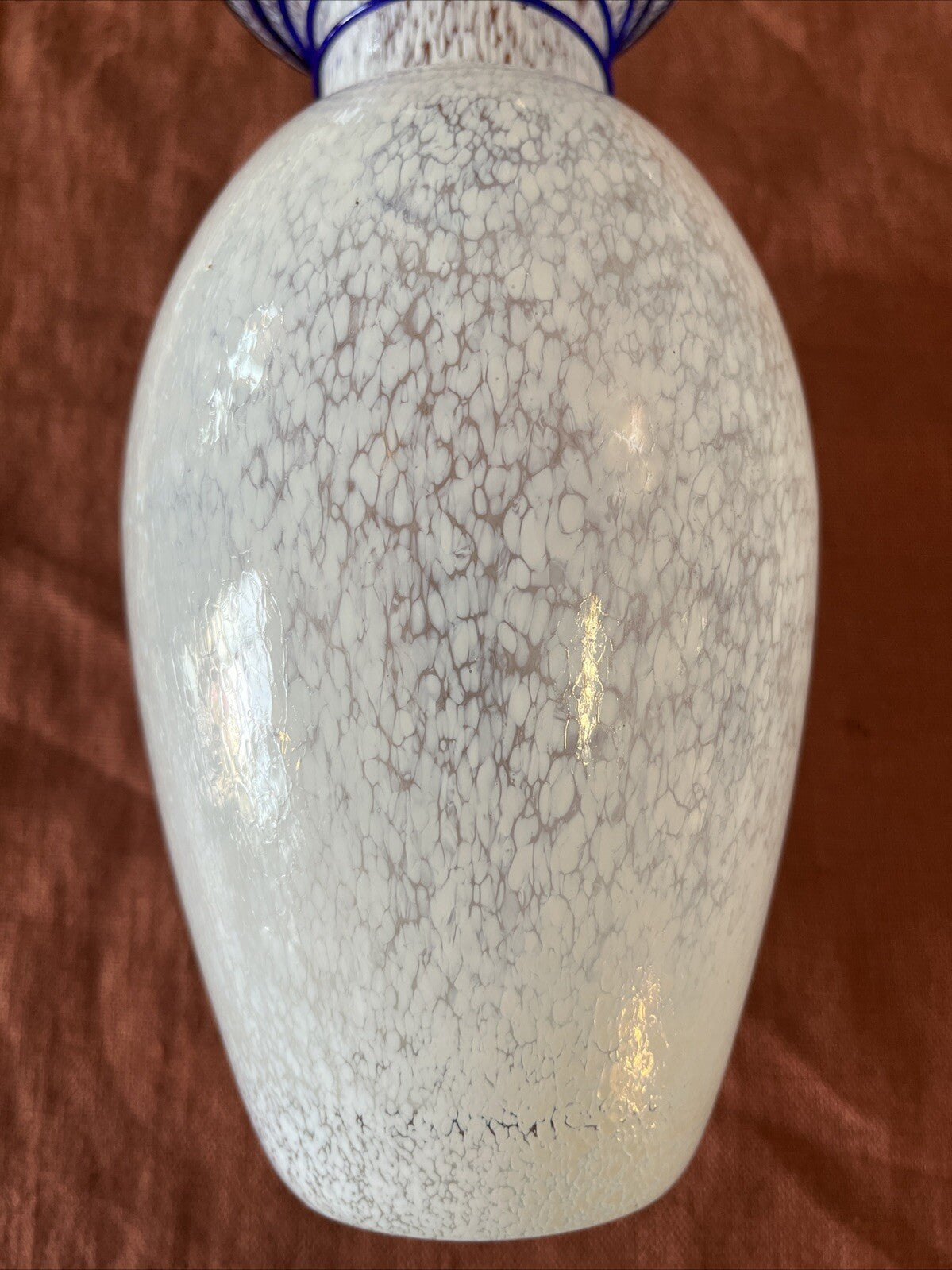 Vase En Verre Blanc Détail Col Spirale Bleu