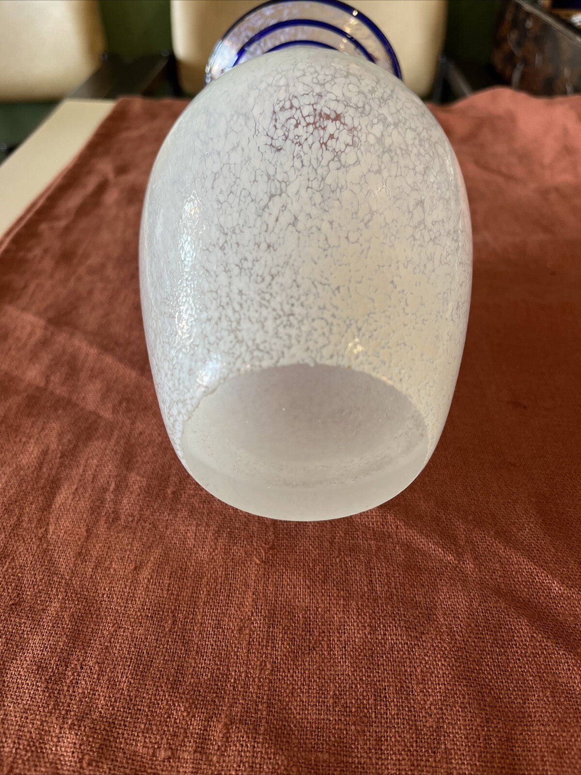Vase En Verre Blanc Détail Col Spirale Bleu
