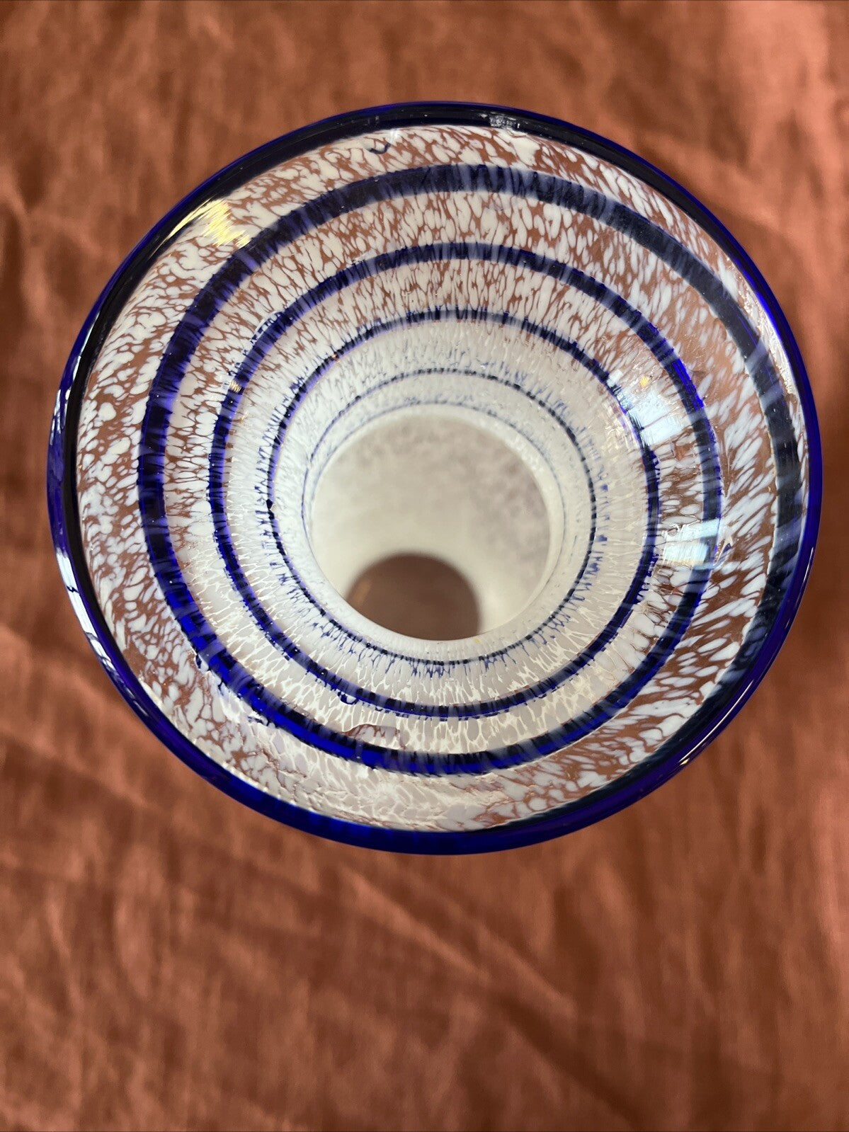 Vase En Verre Blanc Détail Col Spirale Bleu
