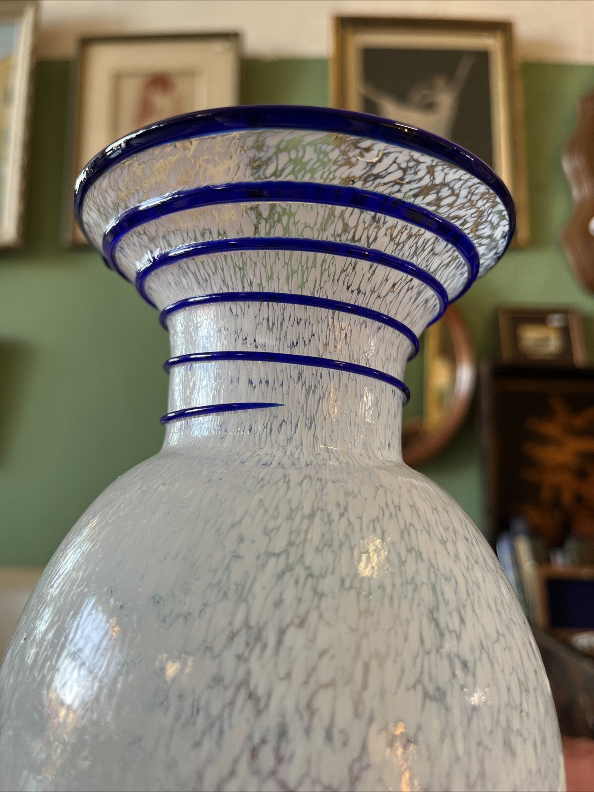 Vase En Verre Blanc Détail Col Spirale Bleu