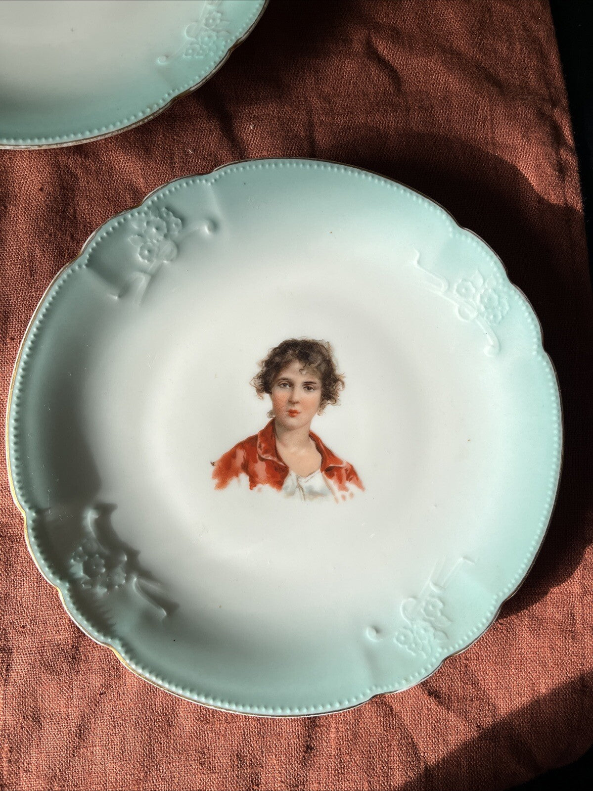 2 Assiettes Anciennes En Porcelaine Portrait