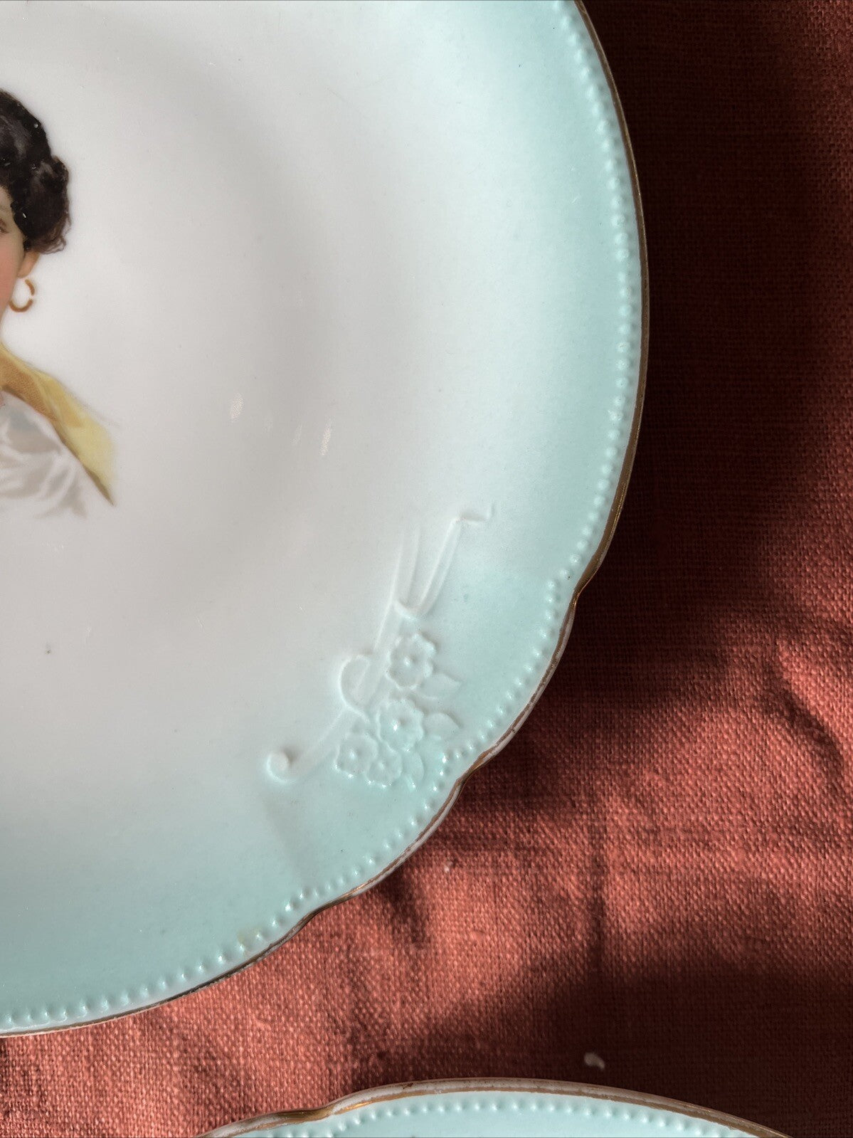 2 Assiettes Anciennes En Porcelaine Portrait