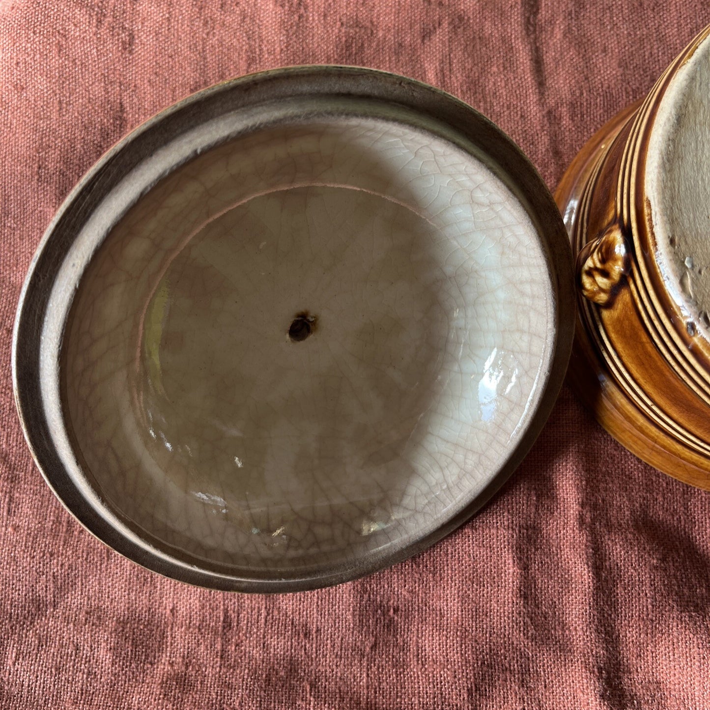 Pot Ancien En Grès Vernissé Détail Visages
