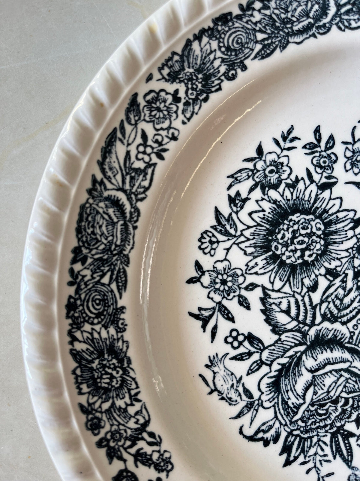 Lot de 8 assiettes plates à décor fleuri bleu (5 petites et 3 grandes)