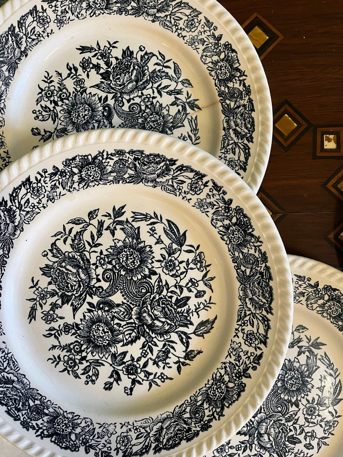 Lot de 8 assiettes plates à décor fleuri bleu (5 petites et 3 grandes)