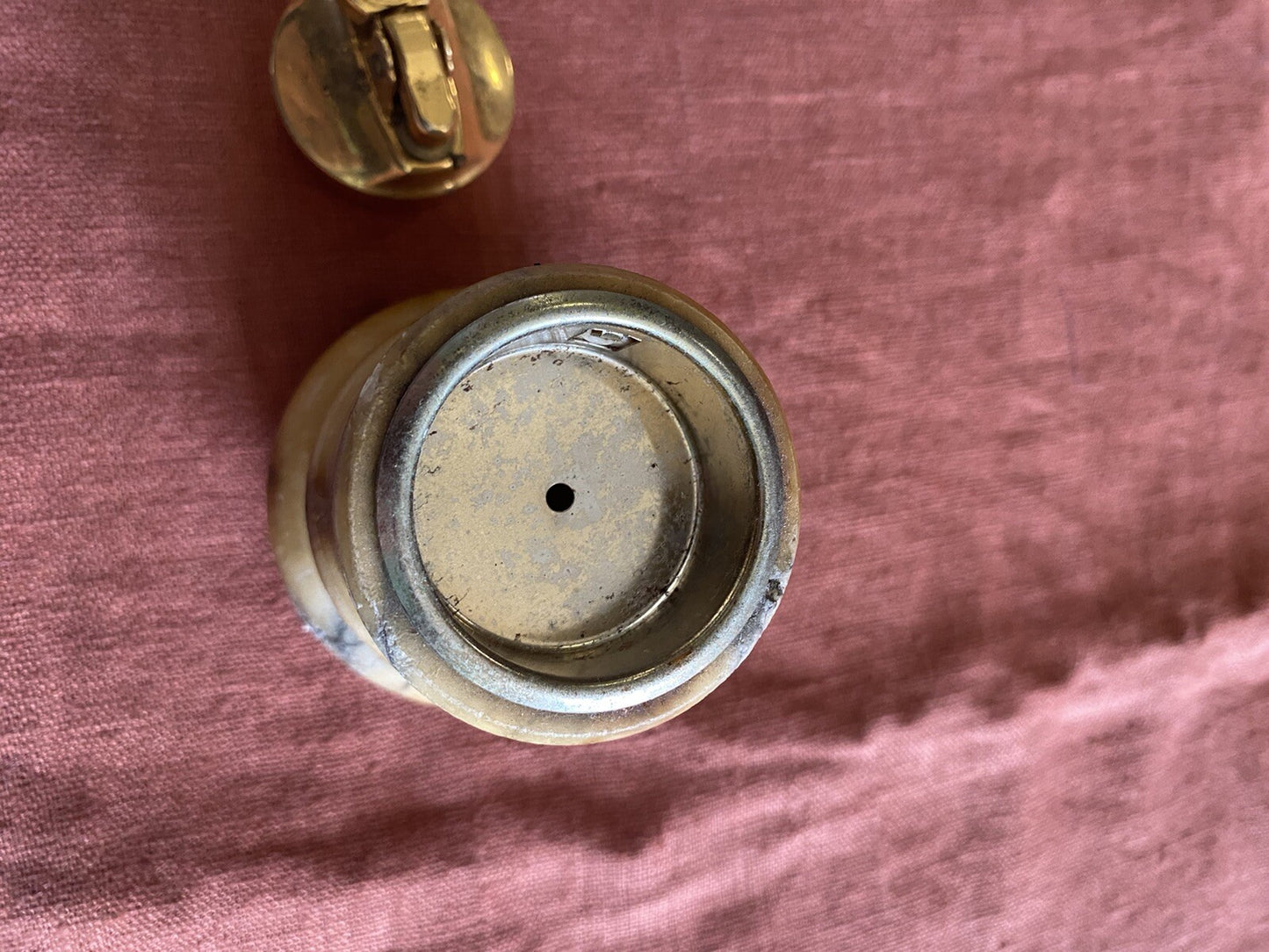 briquet De Table Vintage Monté Sur Une Base En Marbre