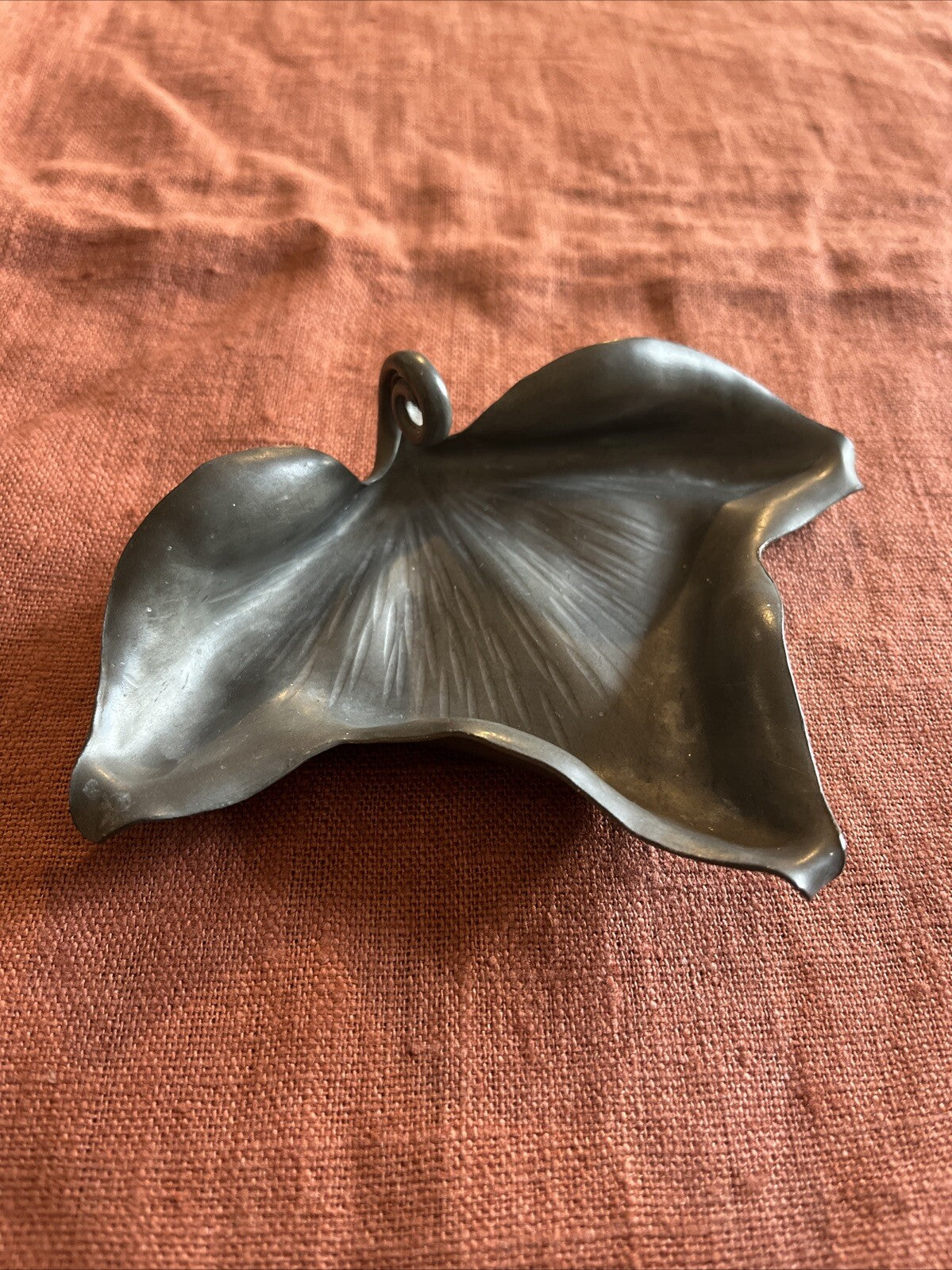 Vide Poche En Éteint Forme De Feuille Oeuvré Au Marteau