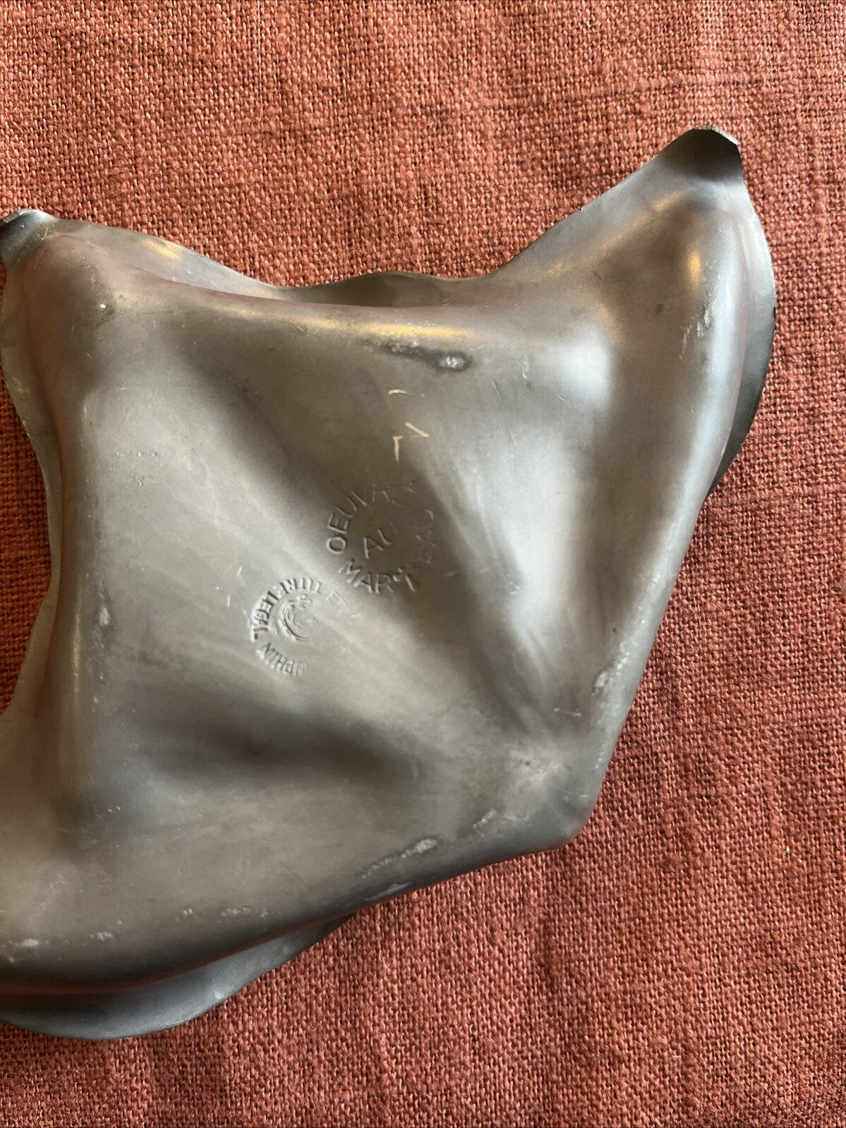 Vide Poche En Éteint Forme De Feuille Oeuvré Au Marteau