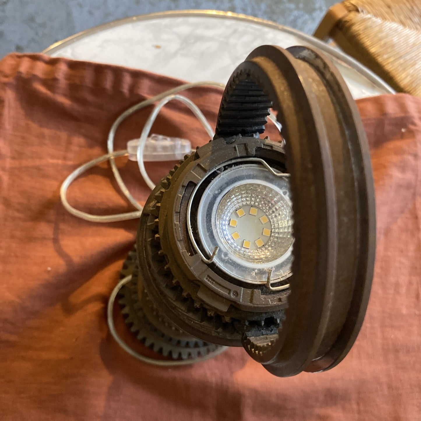 Lampe Industrielle Artisanale Unique Conçu À Partir De Véritable Engrenage.