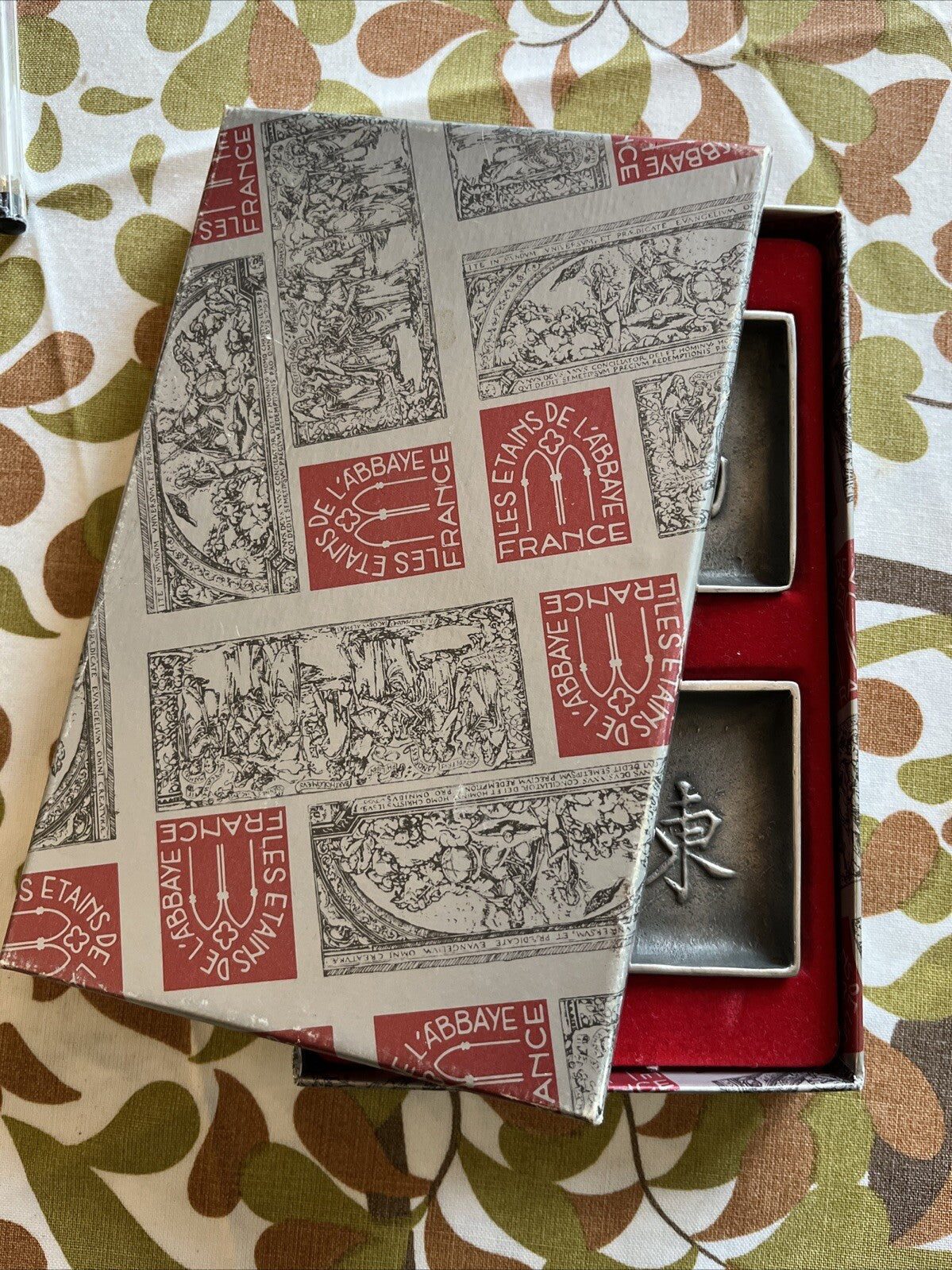 Coffret « Les Étains De L’abbaye France » 4 Coupelles En Étain Asiatique