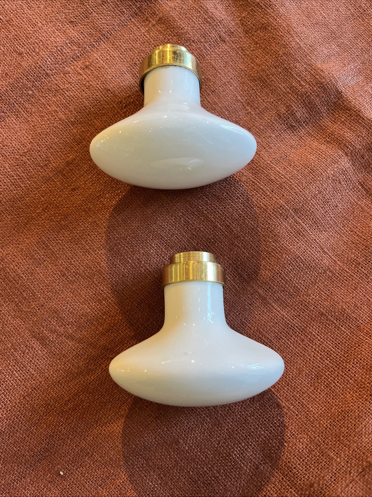 Paire De Boutons De Porte / Poignée En Porcelaine Blanche Et Doré
