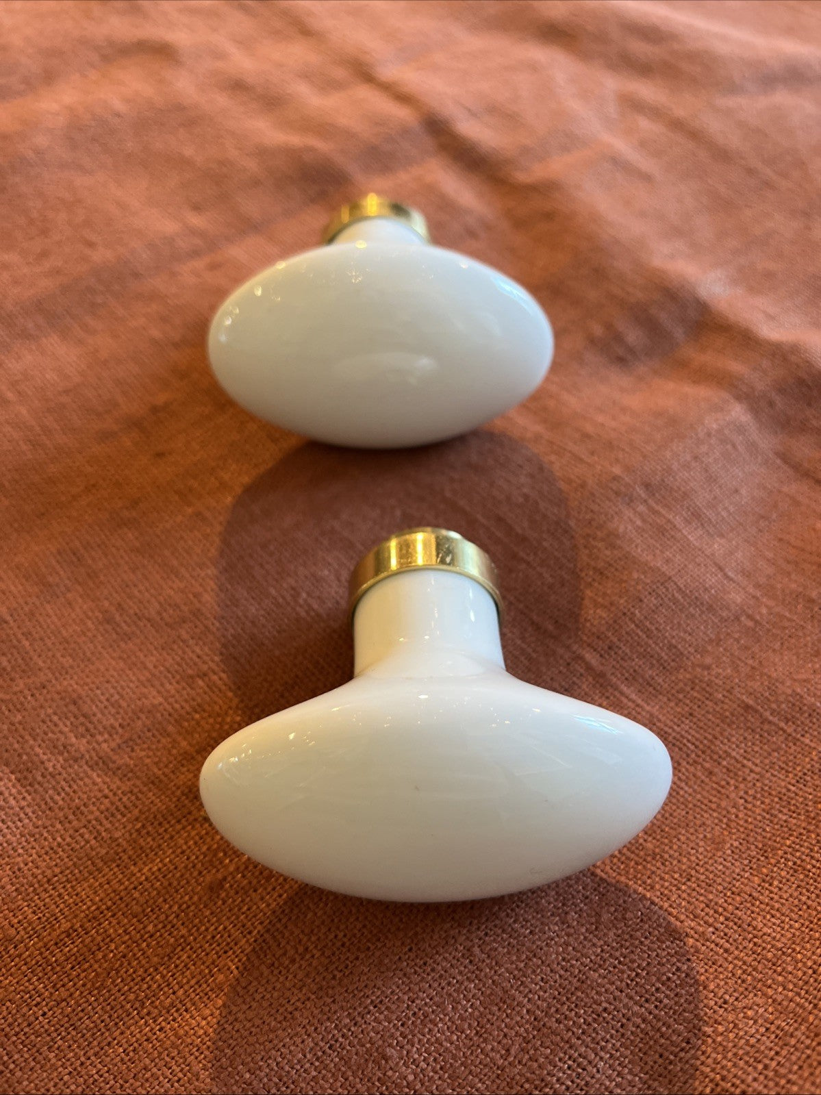 Paire De Boutons De Porte / Poignée En Porcelaine Blanche Et Doré