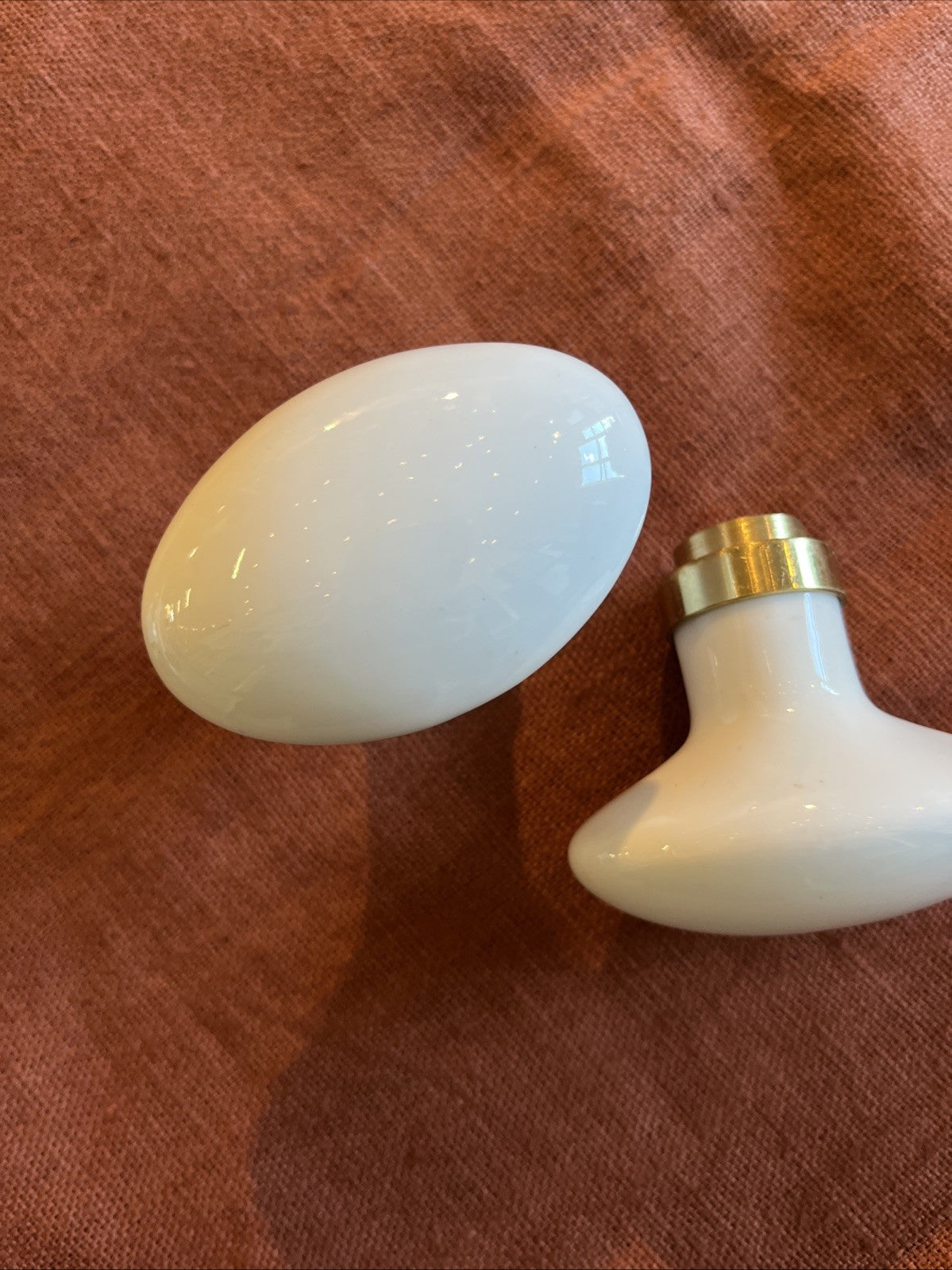 Paire De Boutons De Porte / Poignée En Porcelaine Blanche Et Doré