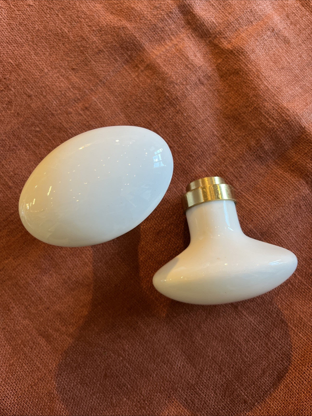 Paire De Boutons De Porte / Poignée En Porcelaine Blanche Et Doré