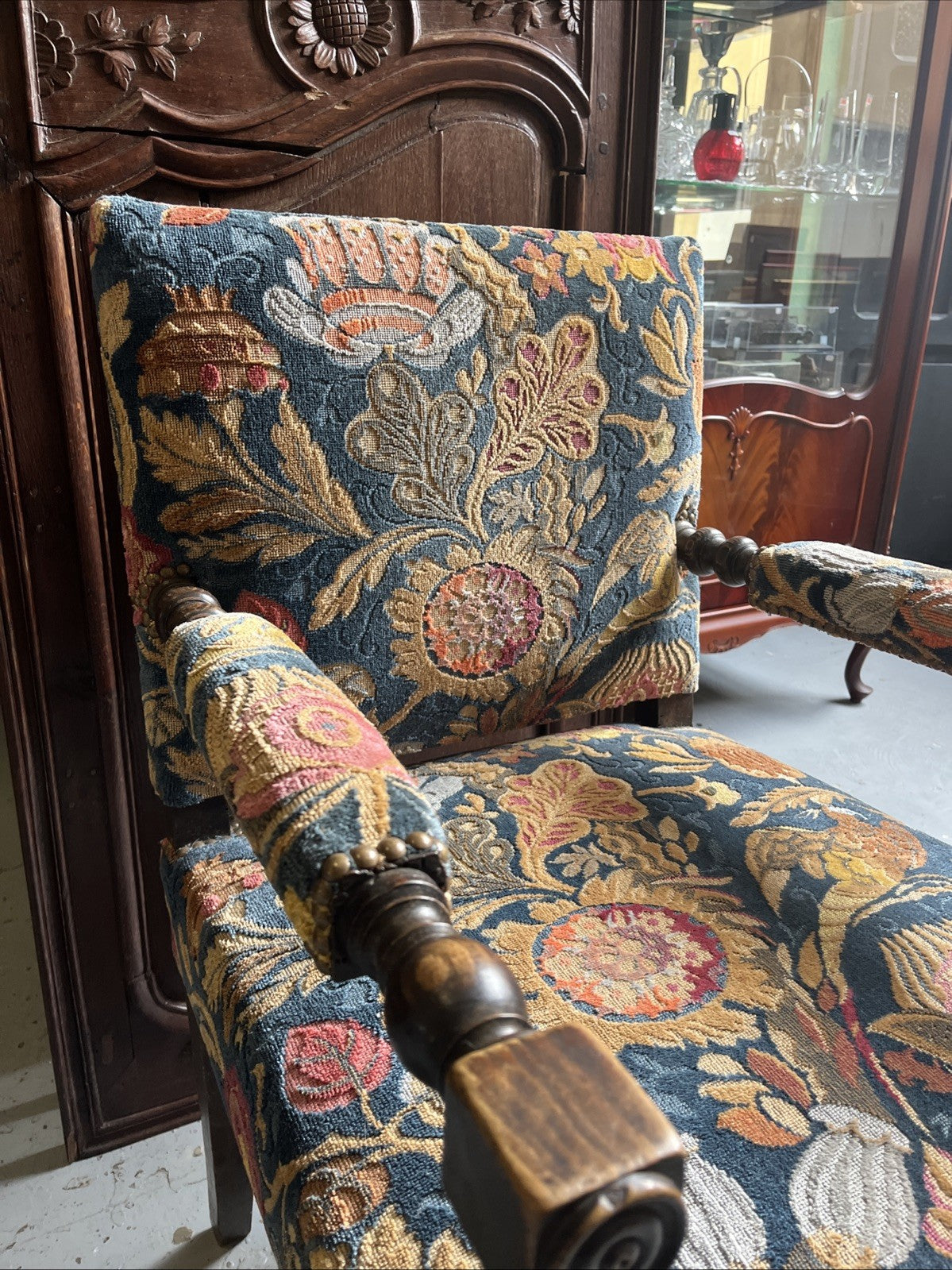 CHAISE A BRAS LOUIS XIII, FAUTEUIL XVIIe EN NOYER