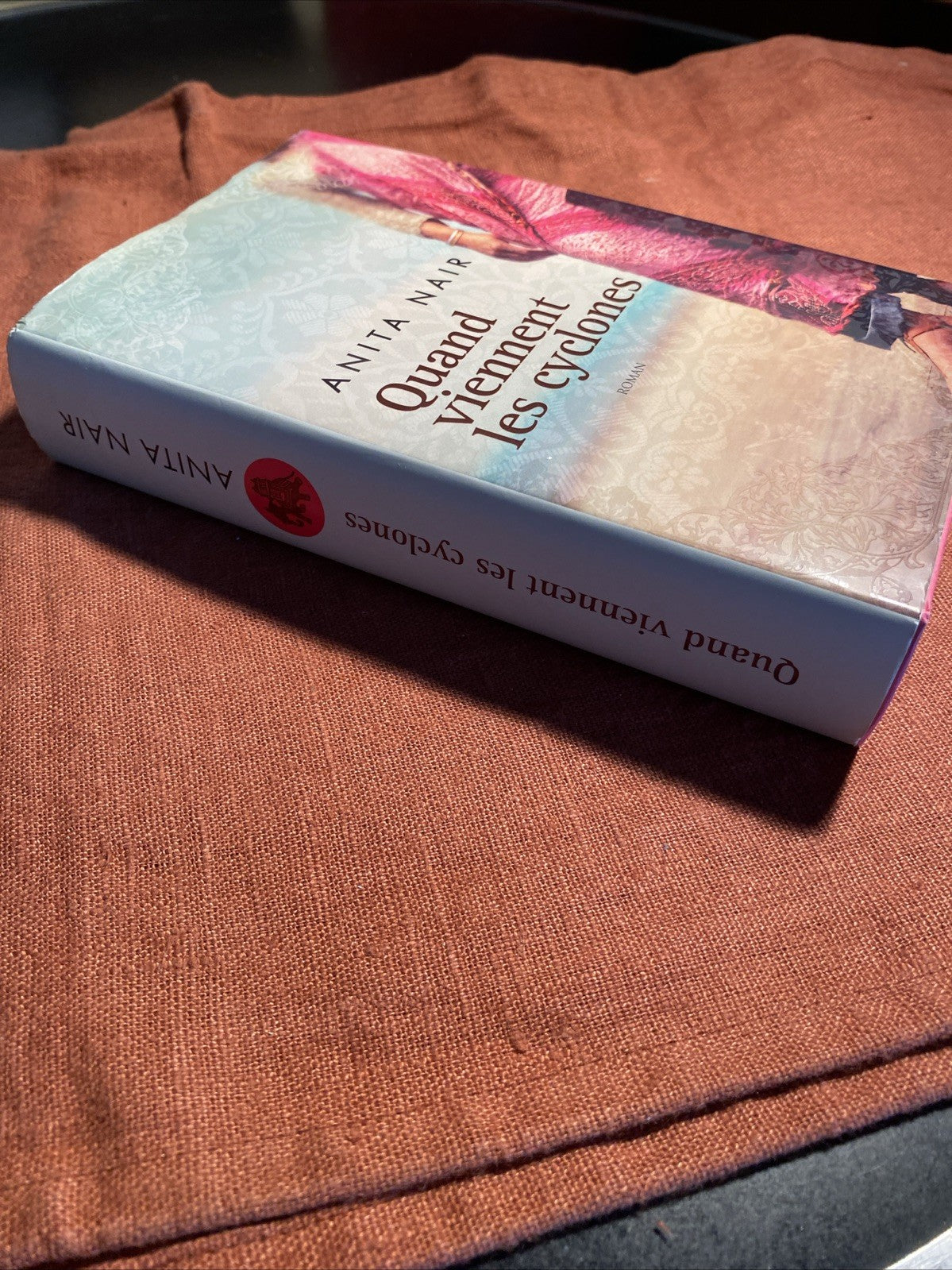 Livre ANITA NAIR - QUAND VIENNENT LES CYCLONES - LIVRE FRANCE LOISIRS 2011