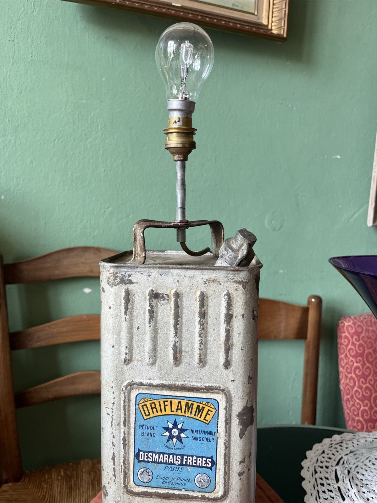 Ancien Bidon De Pétrole Blanc Oriflamme Électrifié