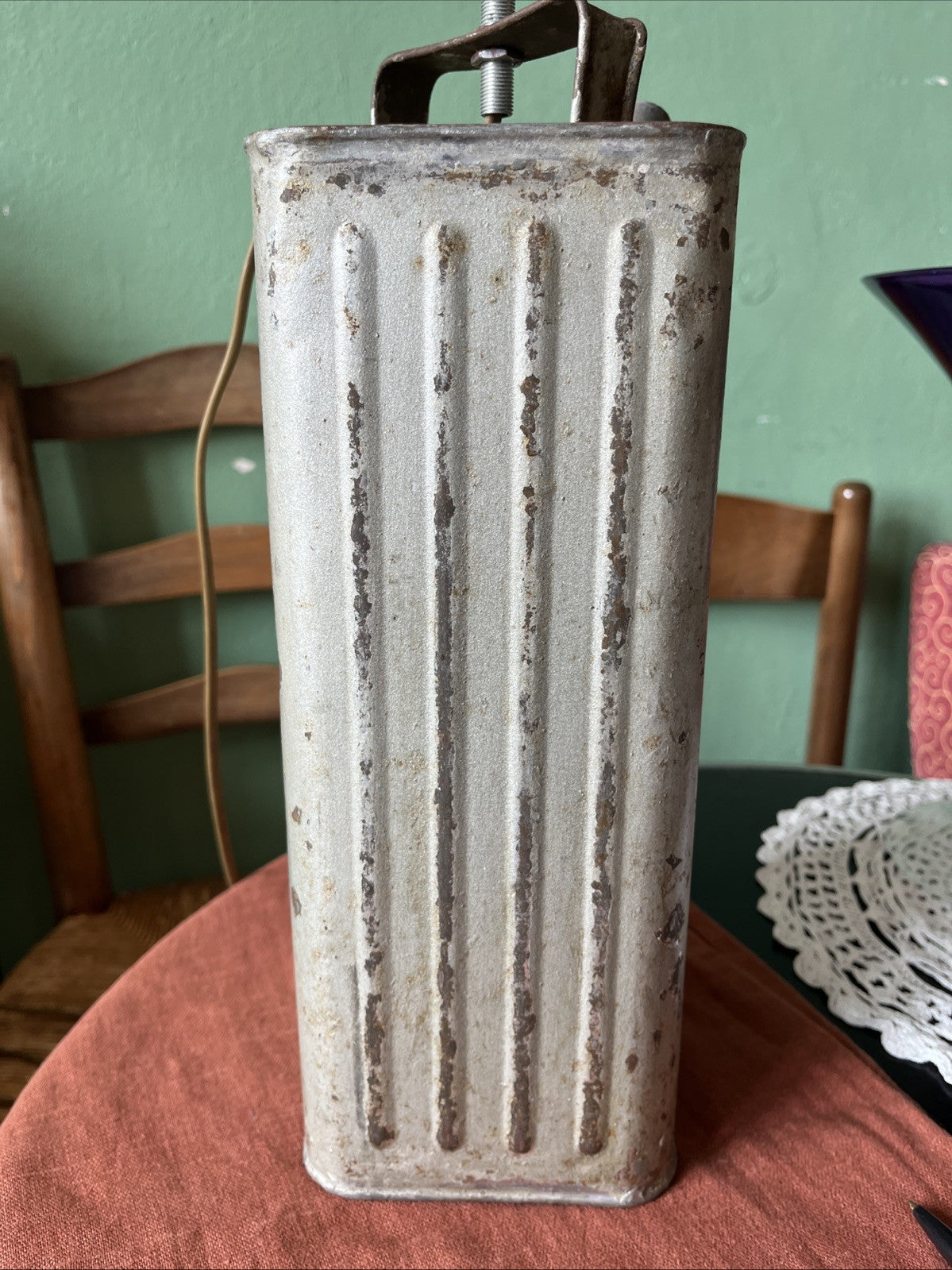 Ancien Bidon De Pétrole Blanc Oriflamme Électrifié