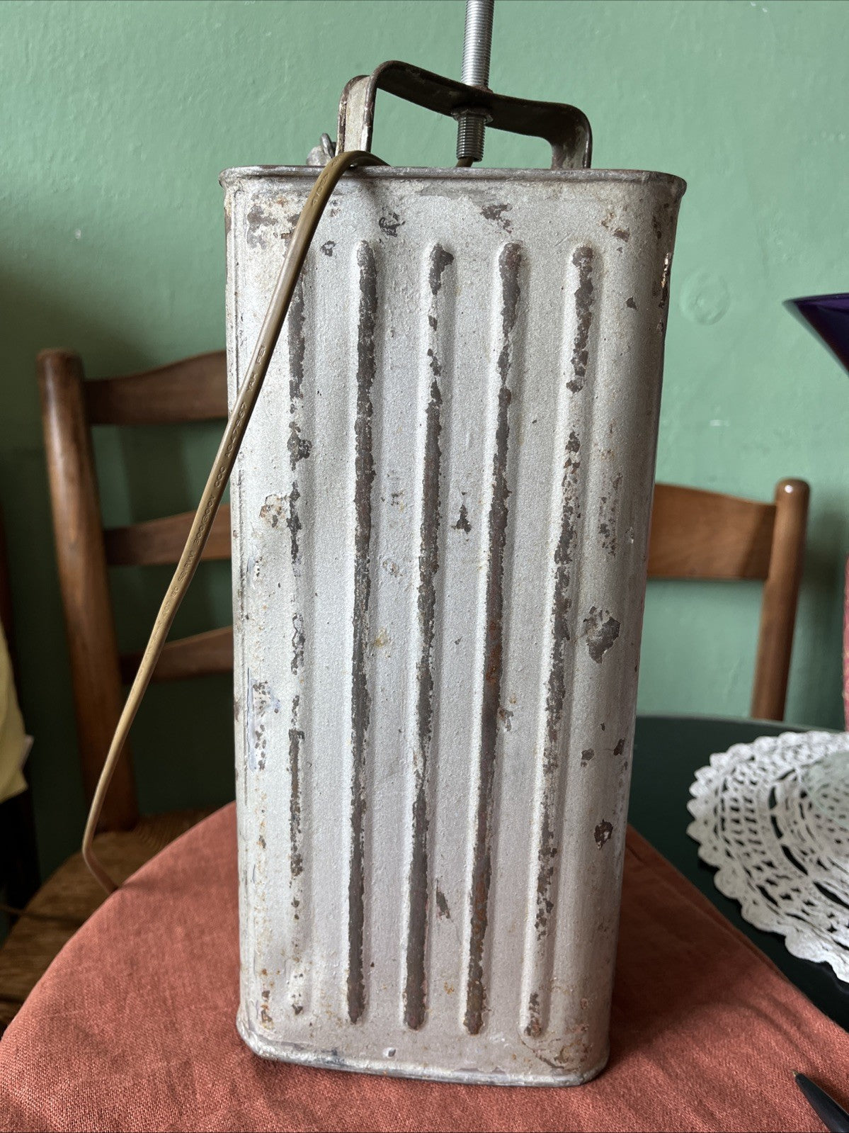 Ancien Bidon De Pétrole Blanc Oriflamme Électrifié