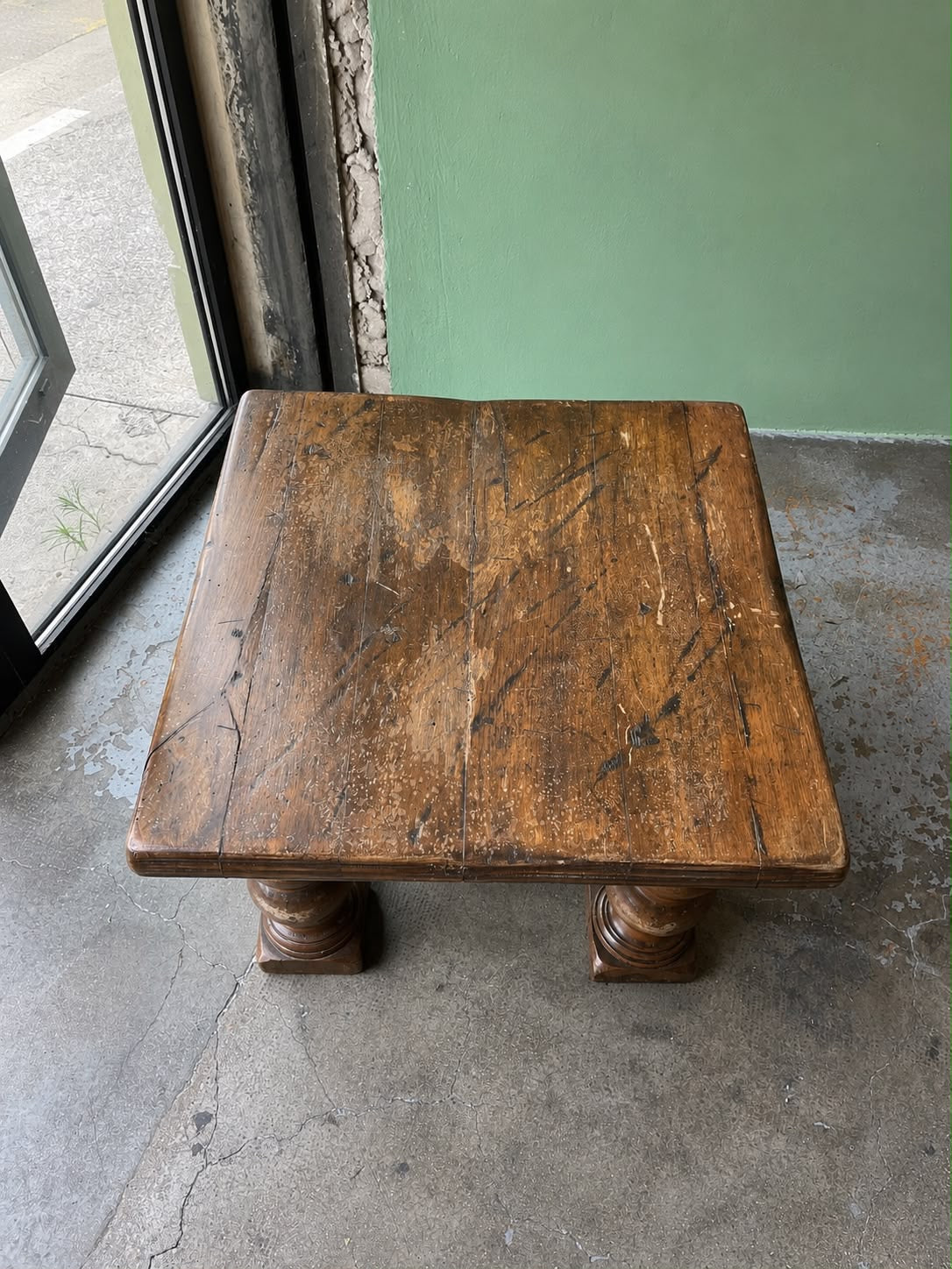 Table basse rustique en chêne massif à pieds tournés ancienne campagne