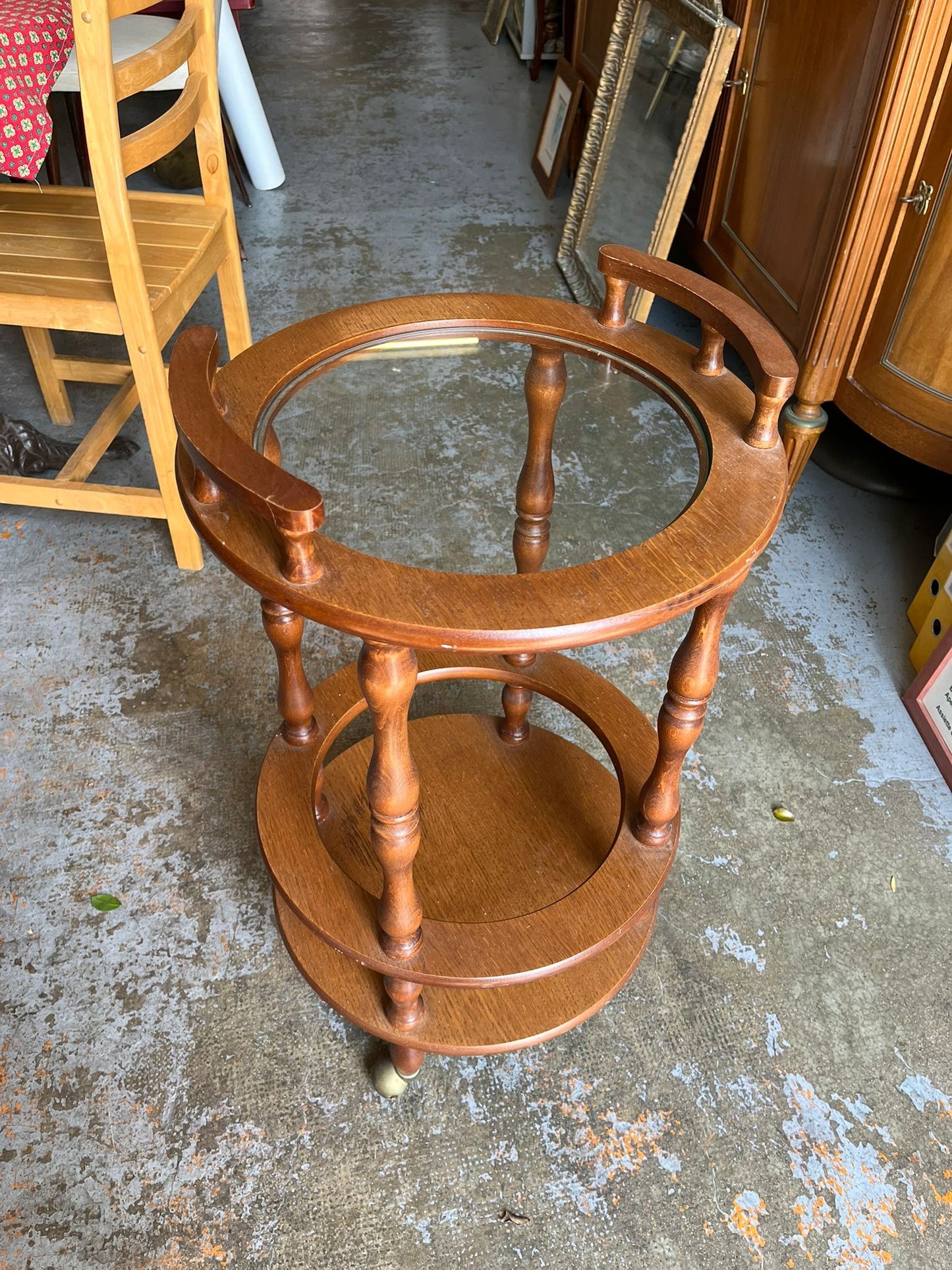 Desserte roulante ronde en bois avec plateau en verre
